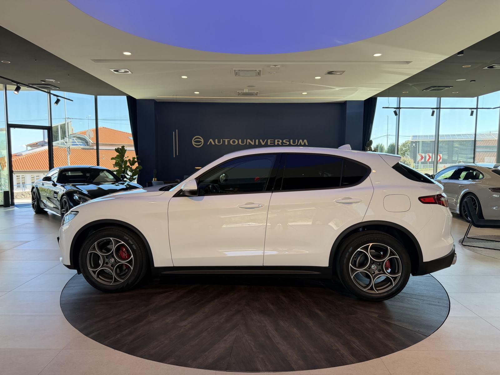Alfa Stelvio 2.2 JTDM Automatic - alu 19', navigacija, koža, park. kam, fotografija 5