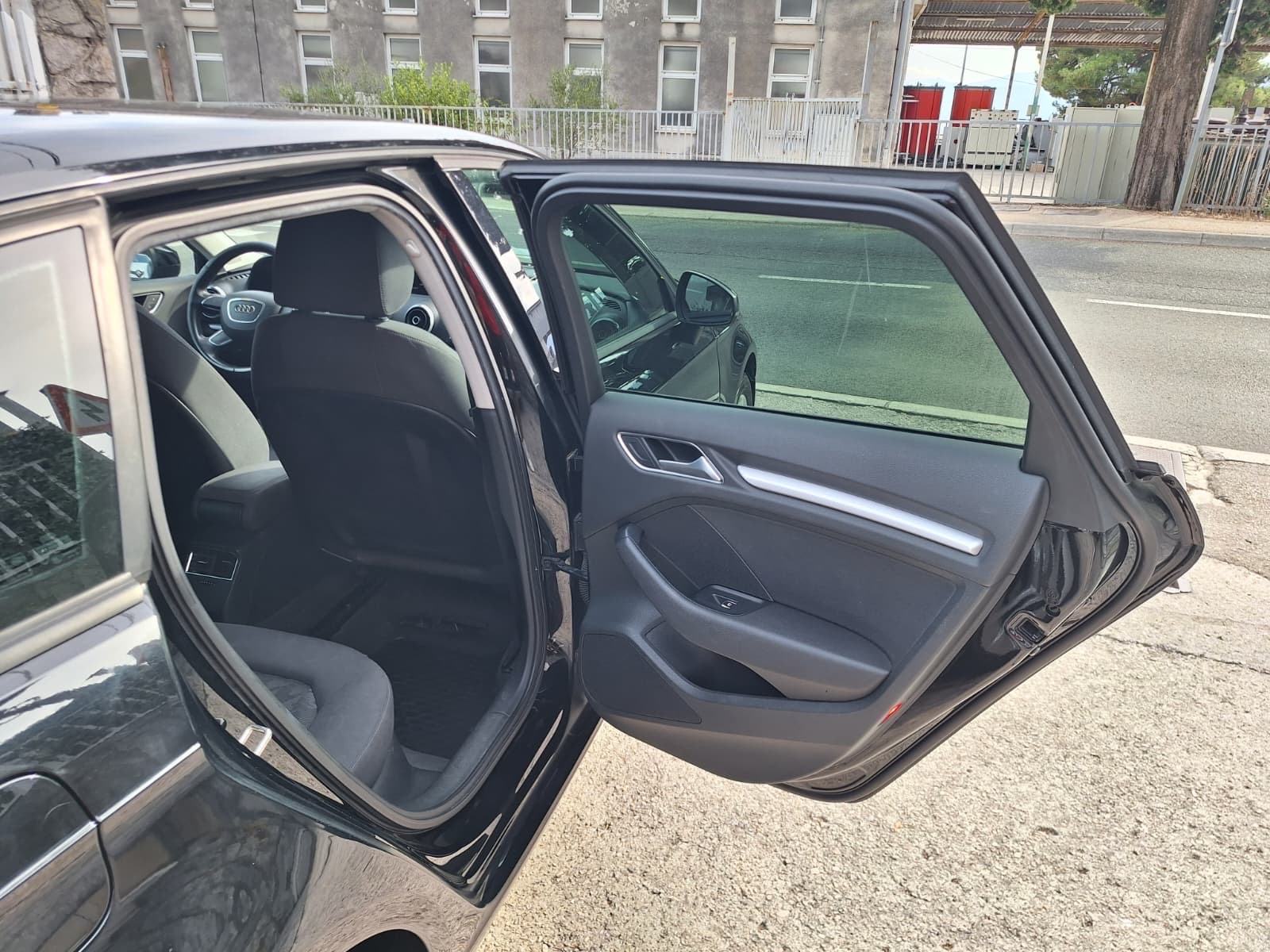 Audi A 3 1.6 TDI S-Trinic AUTOMATIK/‼️HR AUTO‼️ REG.01/2027, fotografija 20