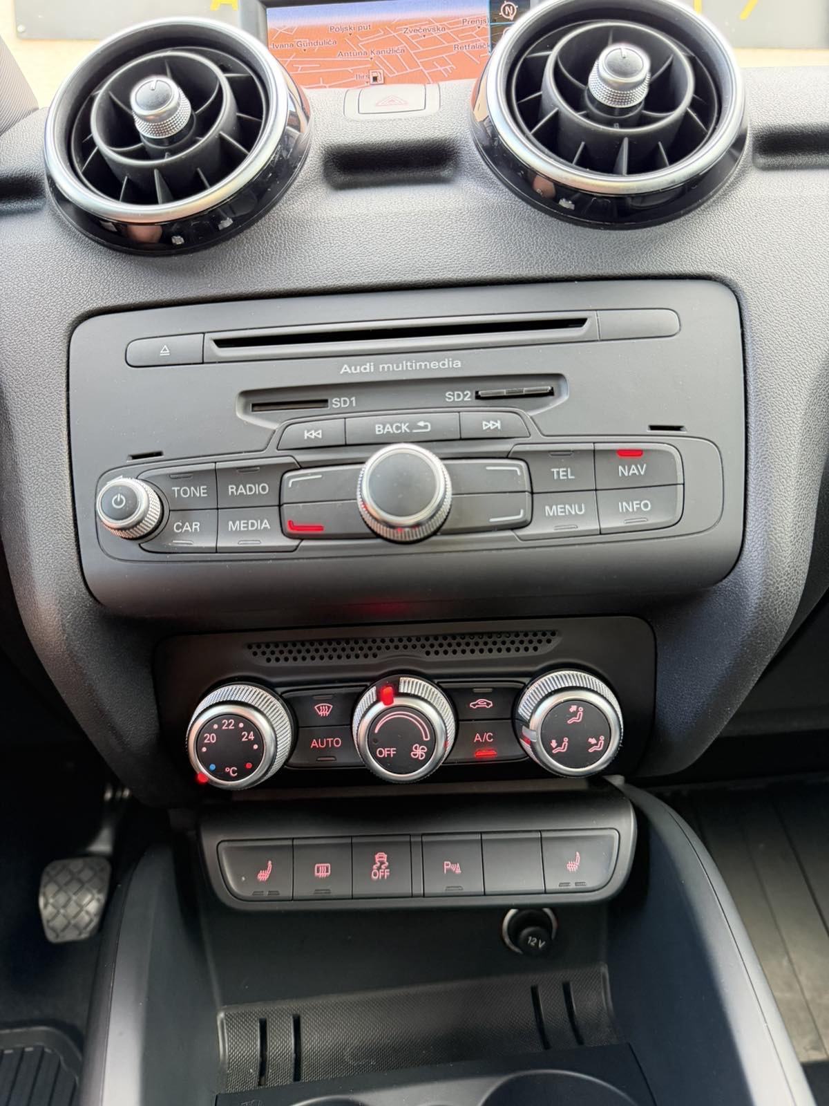 AUDI A1 1,2 TFSI Ambition (NAVI,KOŽA,SERVISNA…), fotografija 19