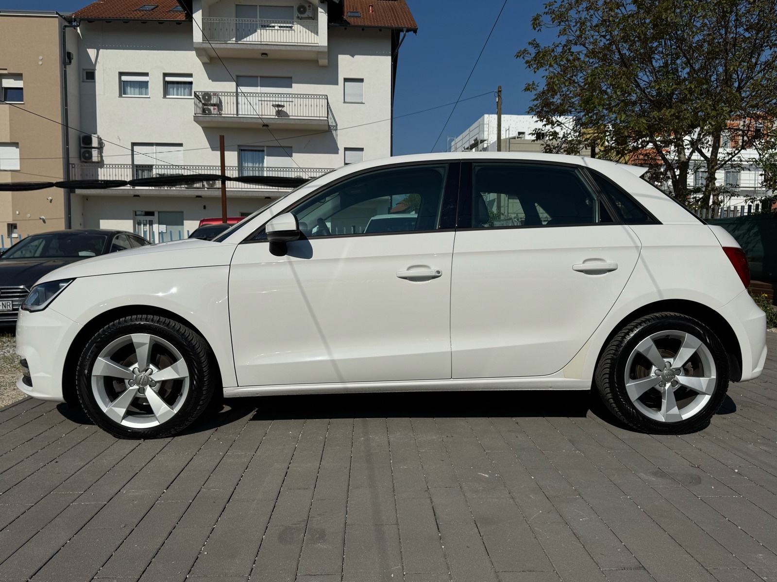 Audi A1 1,4 TDI SPORTBACK / NAVIGACIJA / AUT KLIMA / PARK SENZOR / ALU, fotografija 4