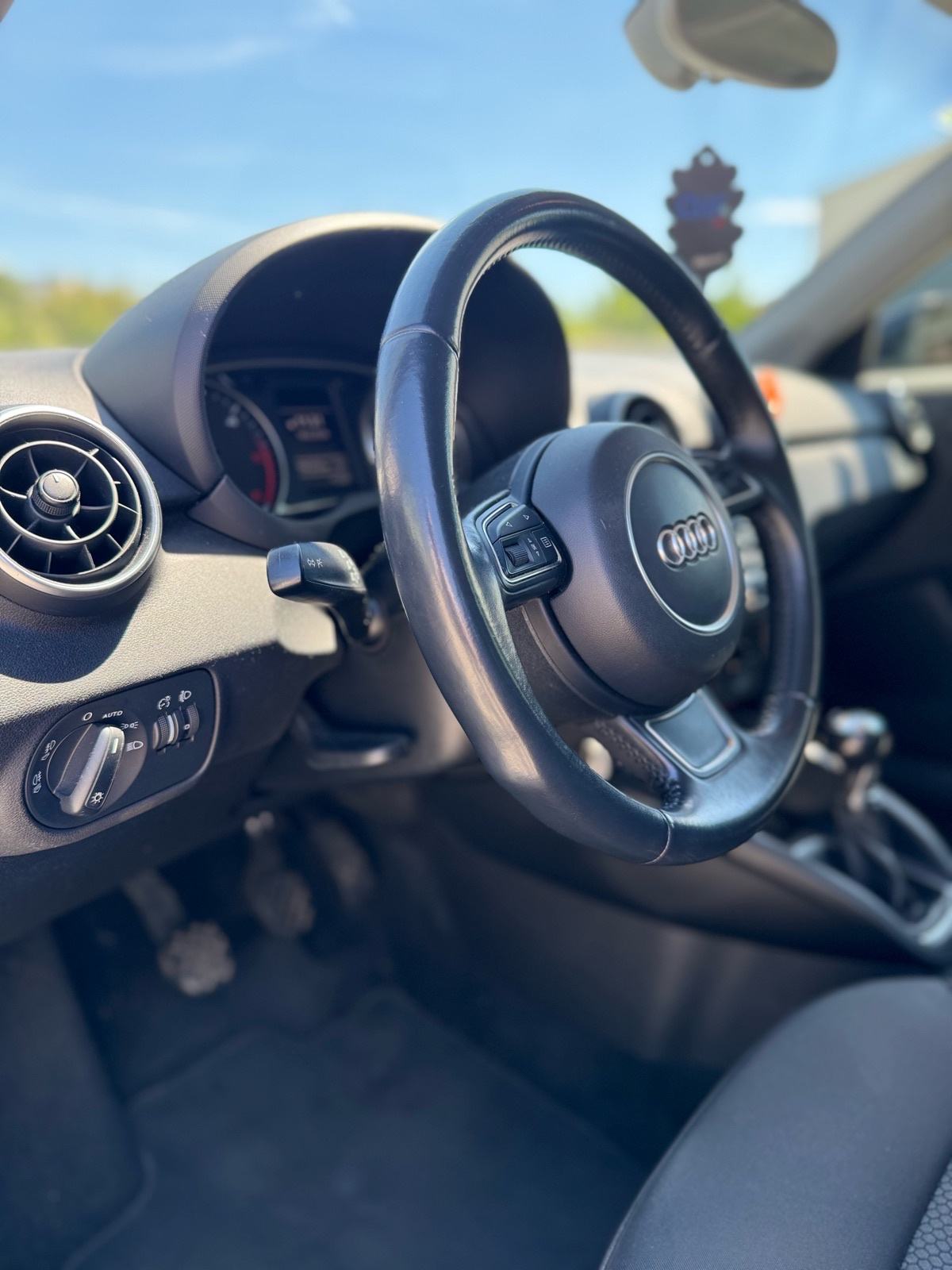 Audi A1 1,6 TDI 2014god, 66kw, vlasnik 3 godine, moguce zamjene, fotografija 9
