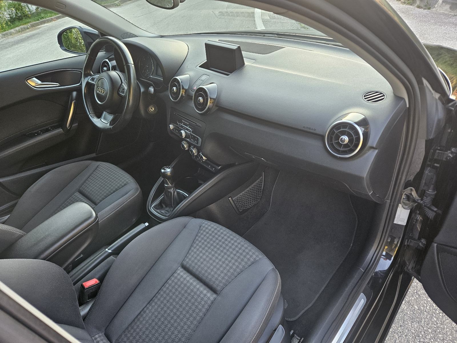 Audi A1 1,6 TDI,kao nov, s bogatim paketom opreme, fotografija 14