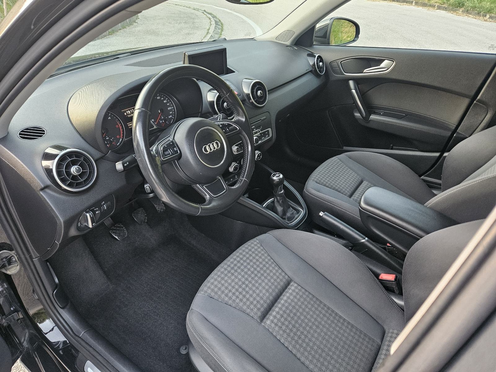 Audi A1 1,6 TDI,kao nov, s bogatim paketom opreme, fotografija 12