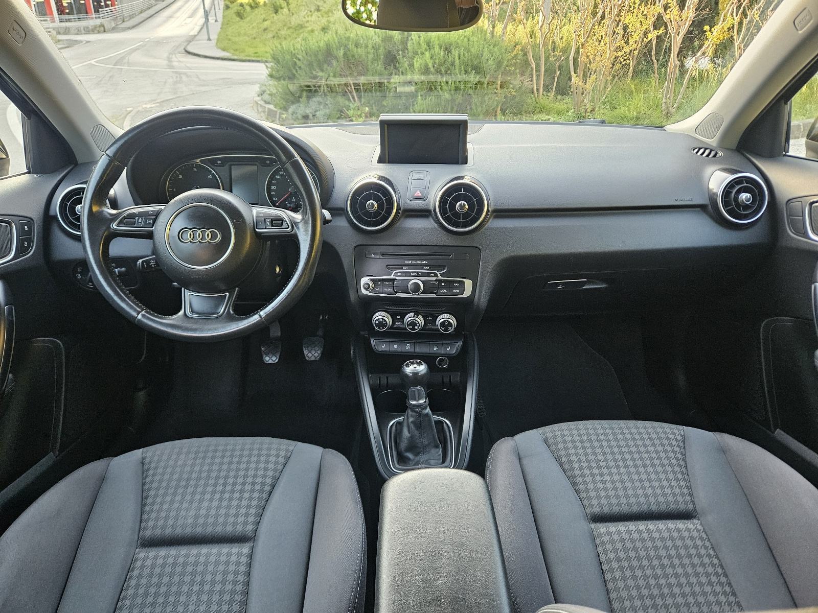 Audi A1 1,6 TDI,kao nov, s bogatim paketom opreme, fotografija 16