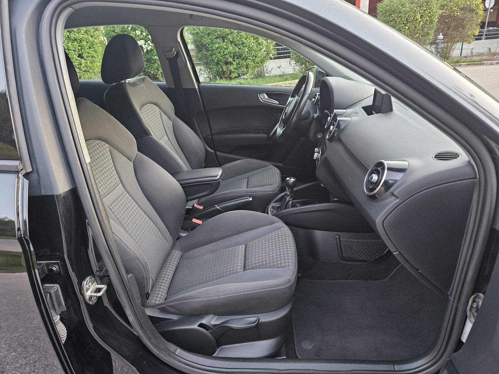 Audi A1 1,6 TDI,kao nov, s bogatim paketom opreme, fotografija 15