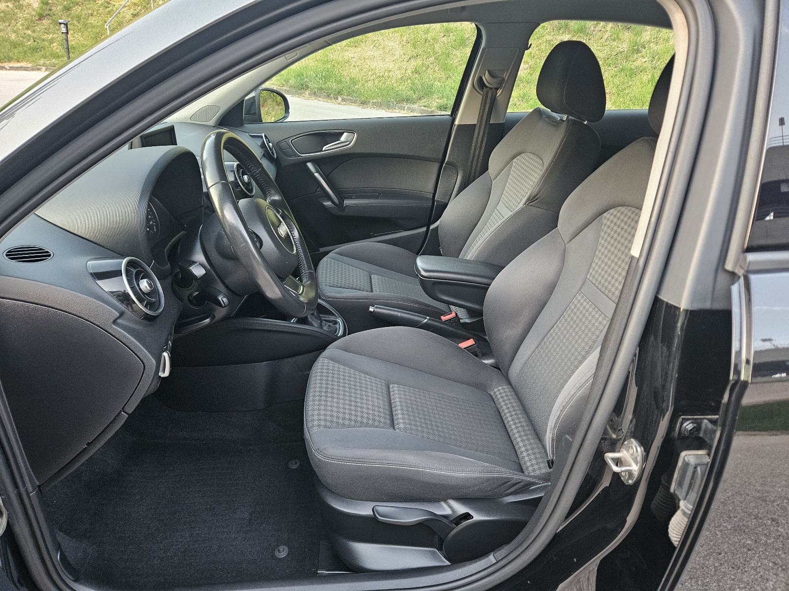 Audi A1 1,6 TDI,kao nov, s bogatim paketom opreme, fotografija 13