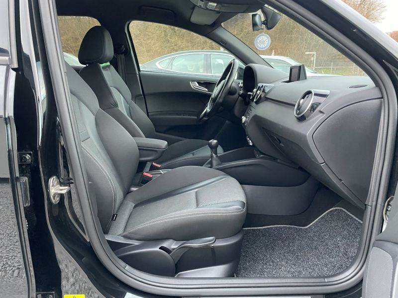 Audi A1 1,6 TDI *S-LINE* NAVIGACIJA* ALU 18 * XENON + LED * 1.VL, fotografija 8
