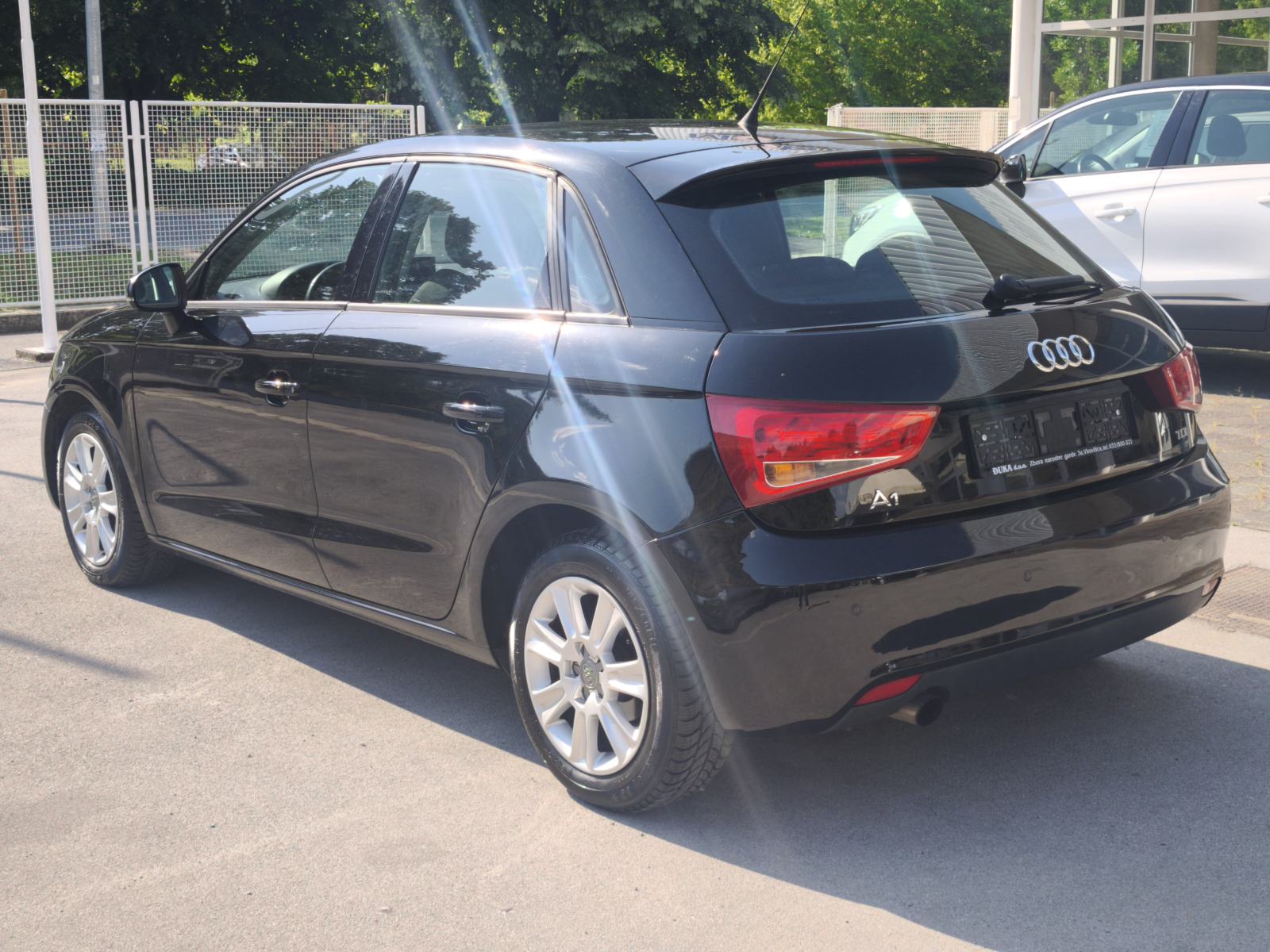 Audi A1 1,6 TDI NAVI TEMPOMAT SENZORI SPORTSKA SJEDALA BLUETOOTH, fotografija 9