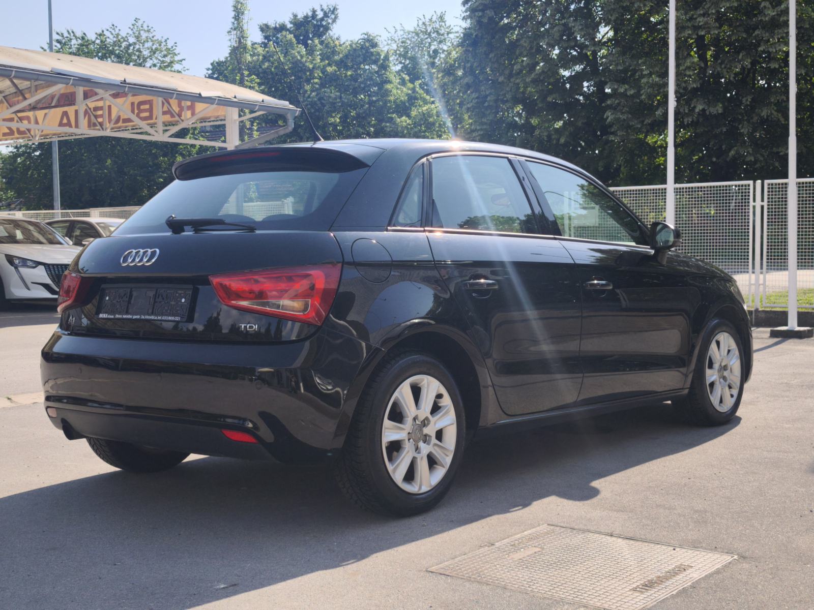 Audi A1 1,6 TDI NAVI TEMPOMAT SENZORI SPORTSKA SJEDALA BLUETOOTH, fotografija 12