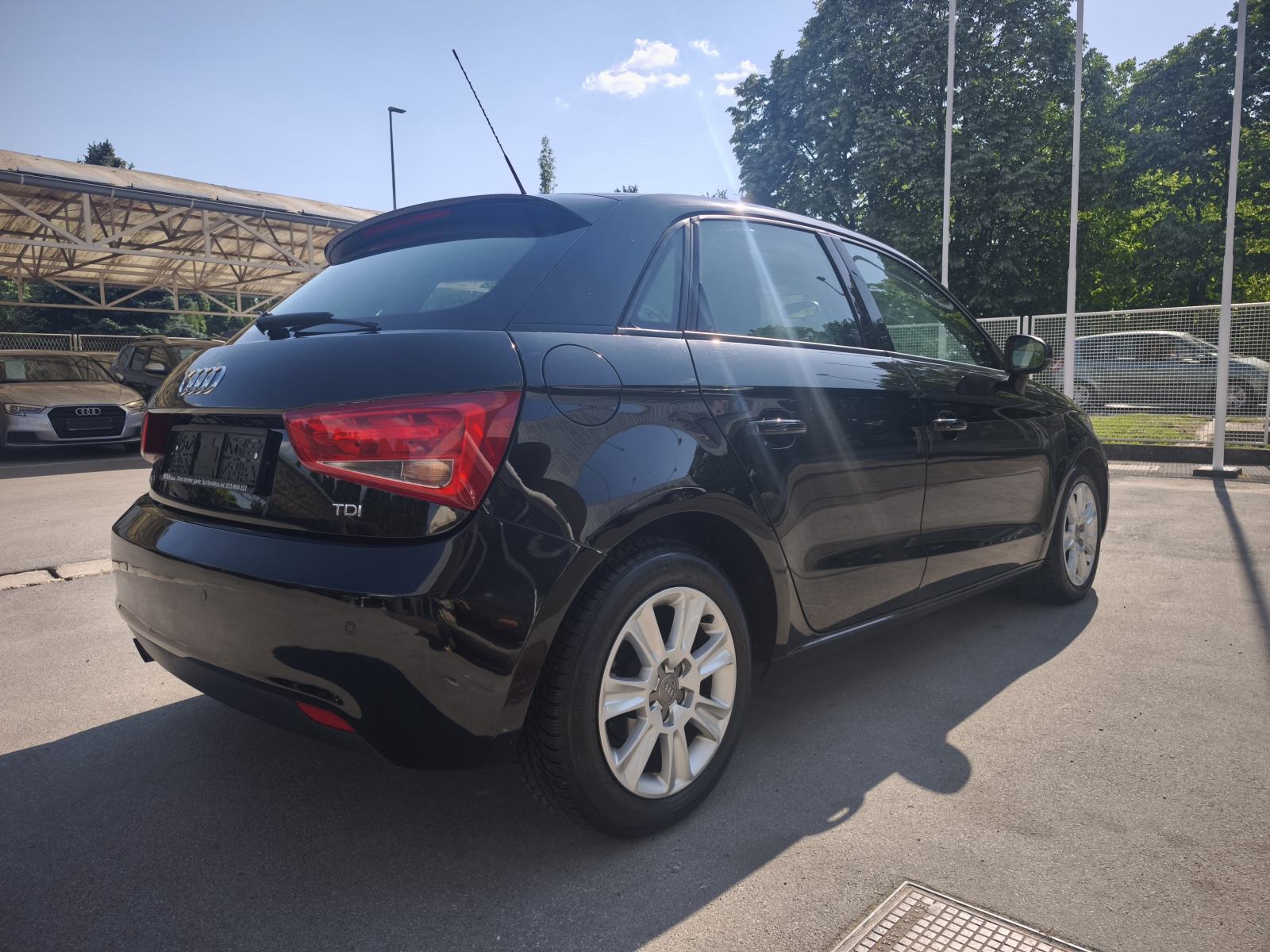 Audi A1 1,6 TDI NAVI TEMPOMAT SENZORI SPORTSKA SJEDALA BLUETOOTH, fotografija 13
