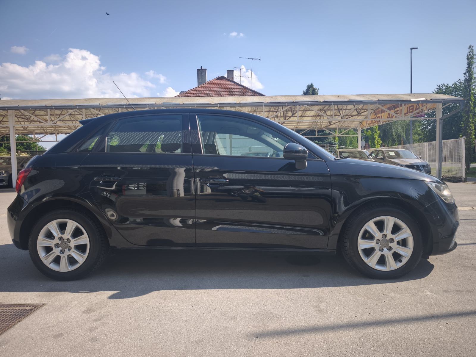 Audi A1 1,6 TDI NAVI TEMPOMAT SENZORI SPORTSKA SJEDALA BLUETOOTH, fotografija 14