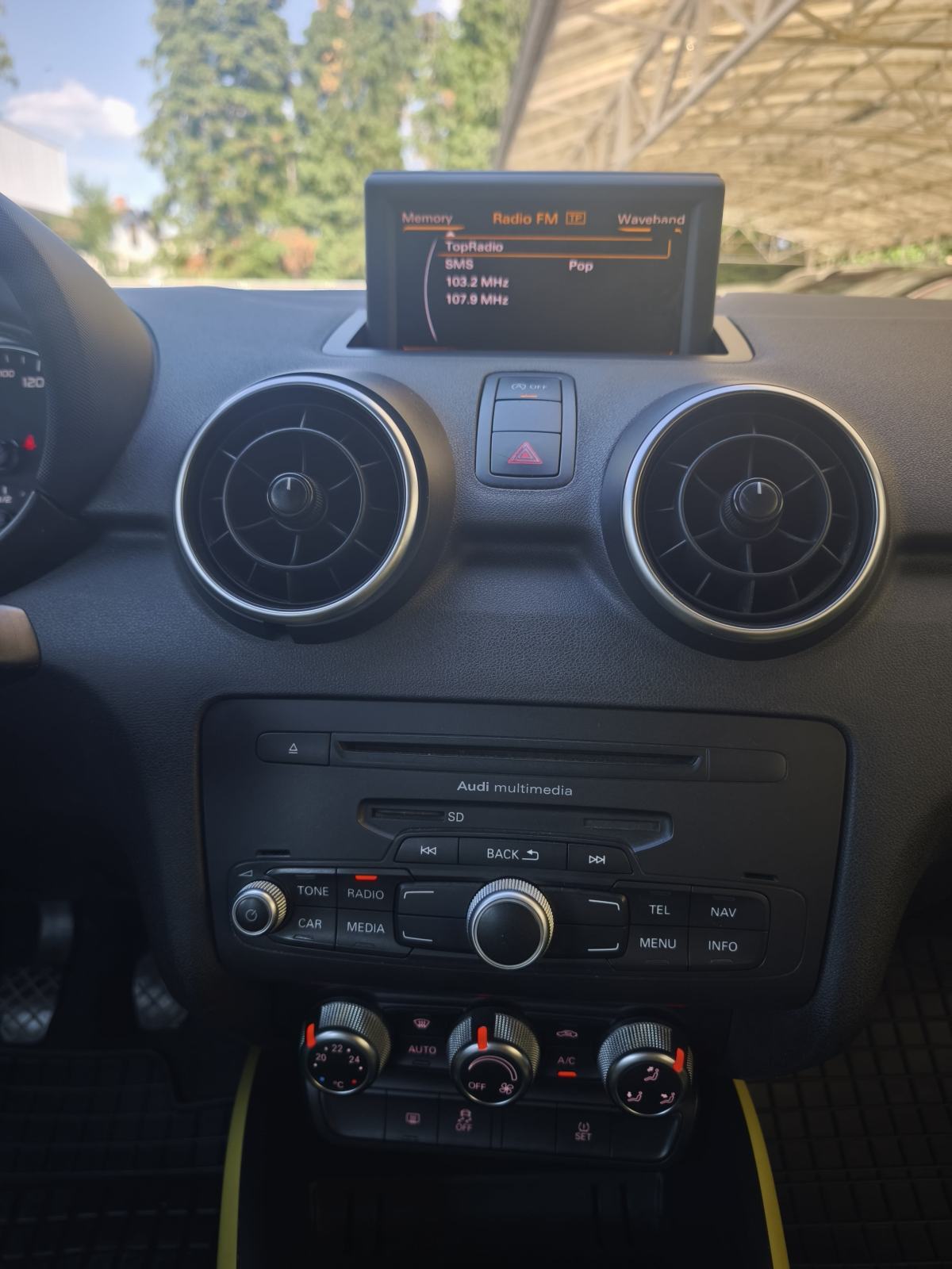 Audi A1 1,6 TDI NAVI TEMPOMAT SENZORI SPORTSKA SJEDALA BLUETOOTH, fotografija 20