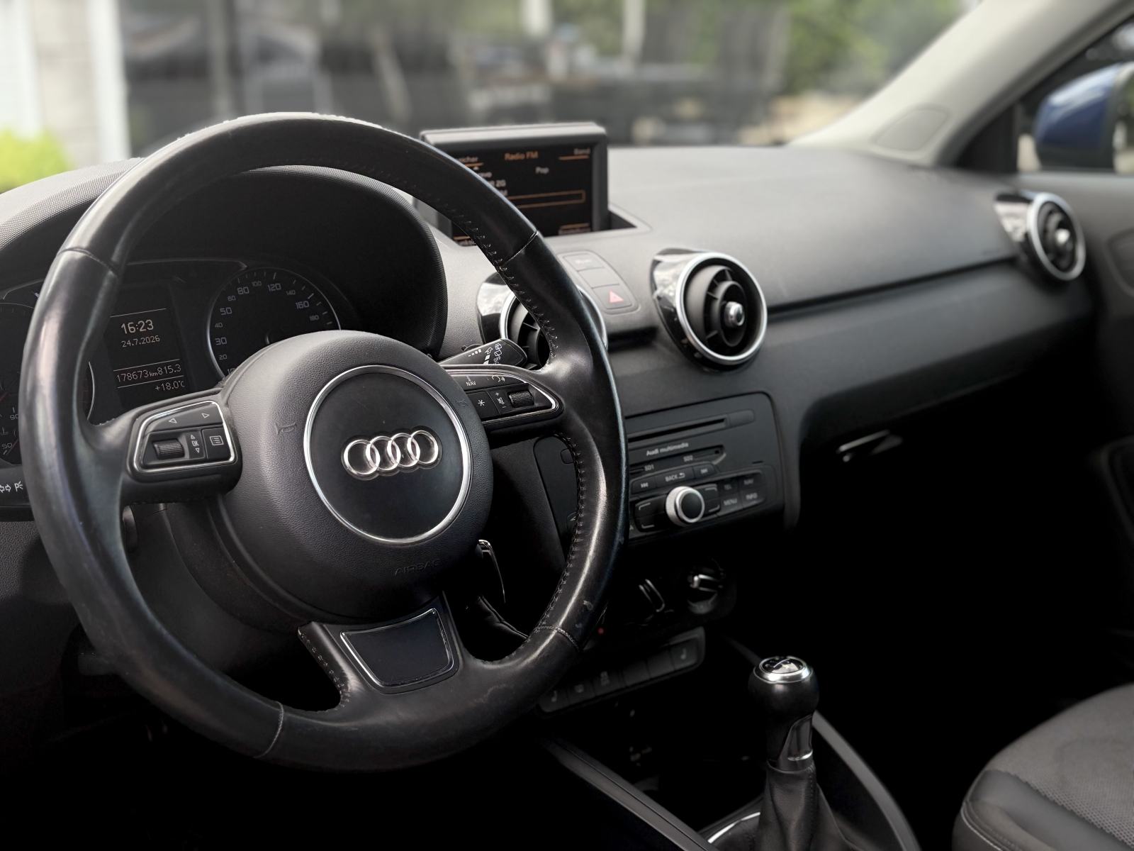 Audi A1 1,6 TDI Sport *Top stanje* *Servisna Audi* *Dupli set alu*, fotografija 18