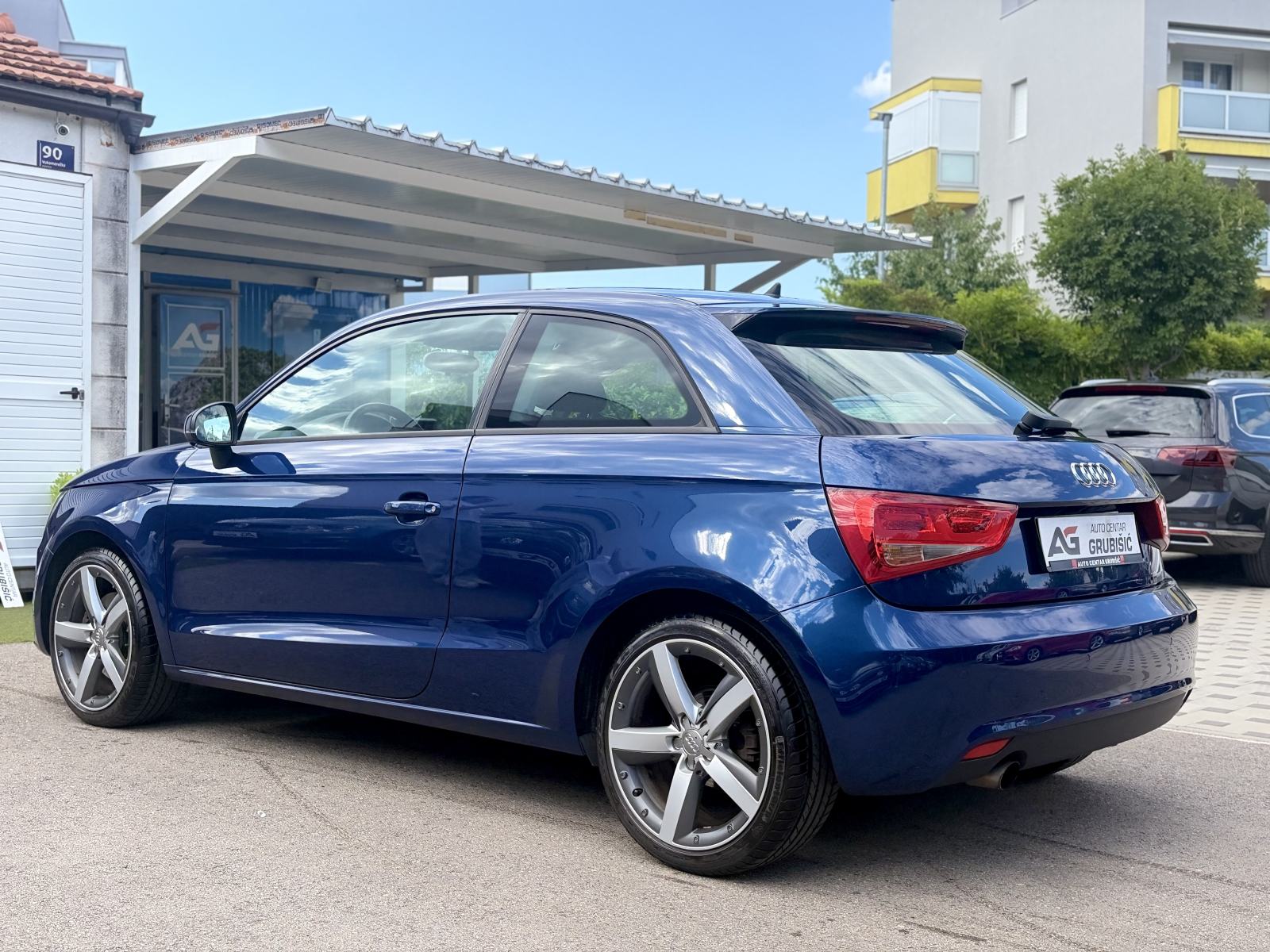 Audi A1 1,6 TDI Sport *Top stanje* *Servisna Audi* *Dupli set alu*, fotografija 8