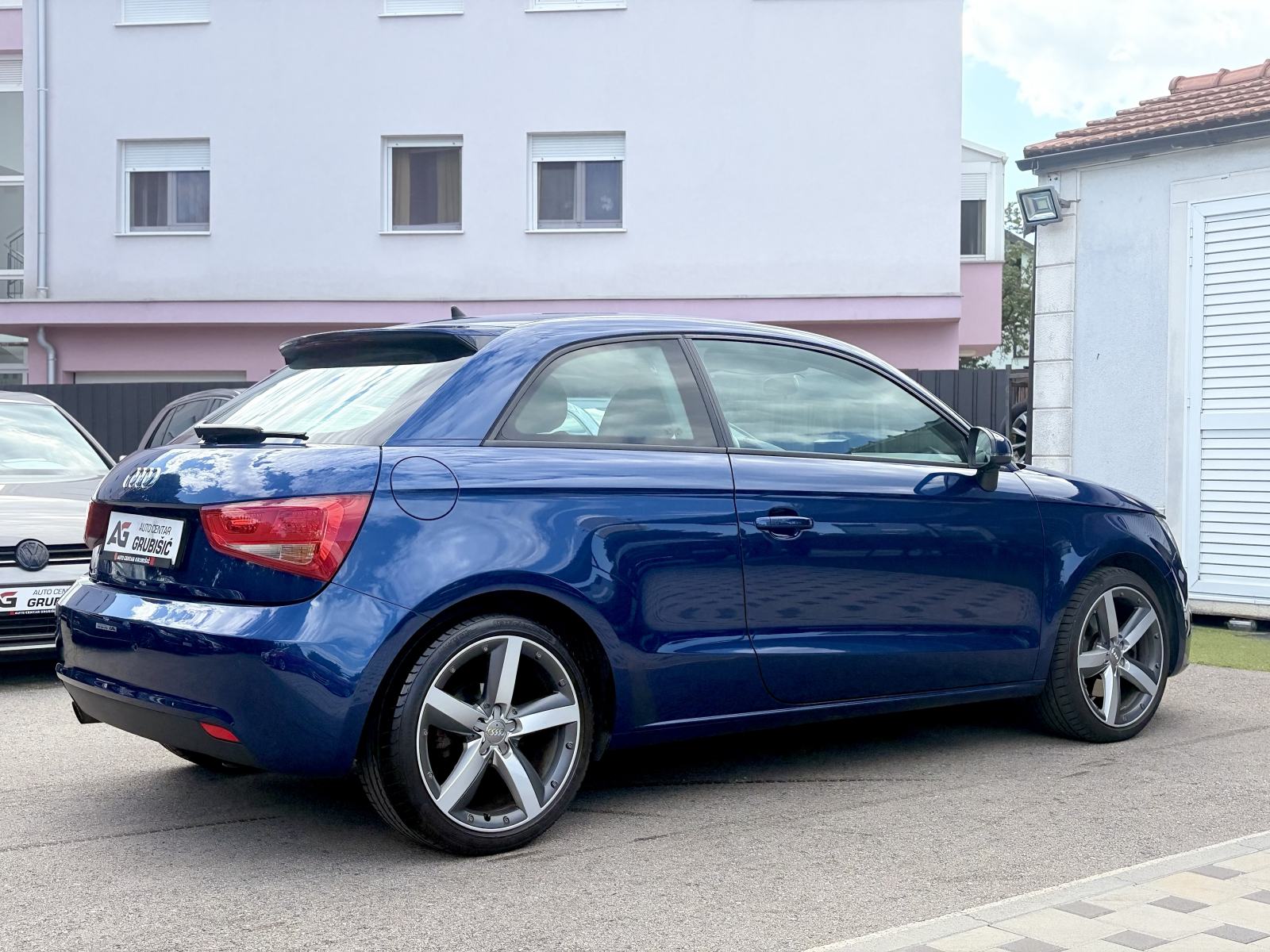 Audi A1 1,6 TDI Sport *Top stanje* *Servisna Audi* *Dupli set alu*, fotografija 9