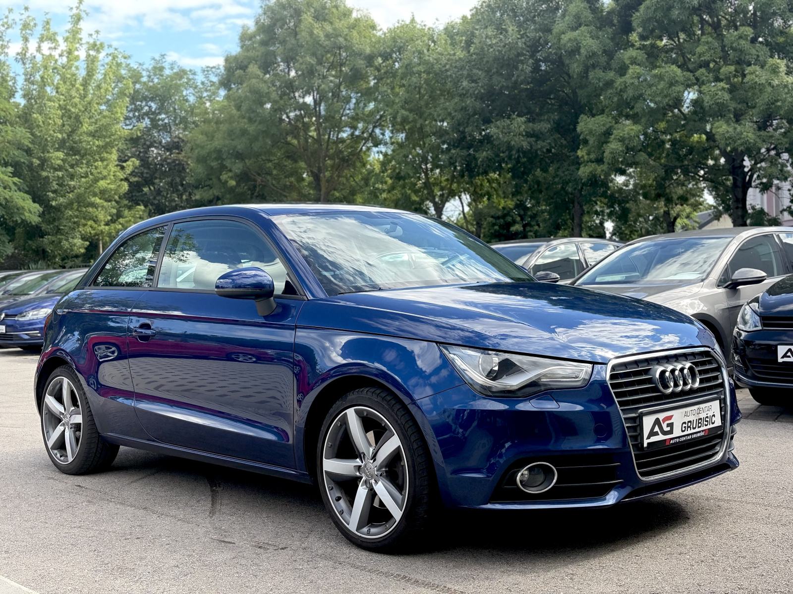 Audi A1 1,6 TDI Sport *Top stanje* *Servisna Audi* *Dupli set alu*, fotografija 6
