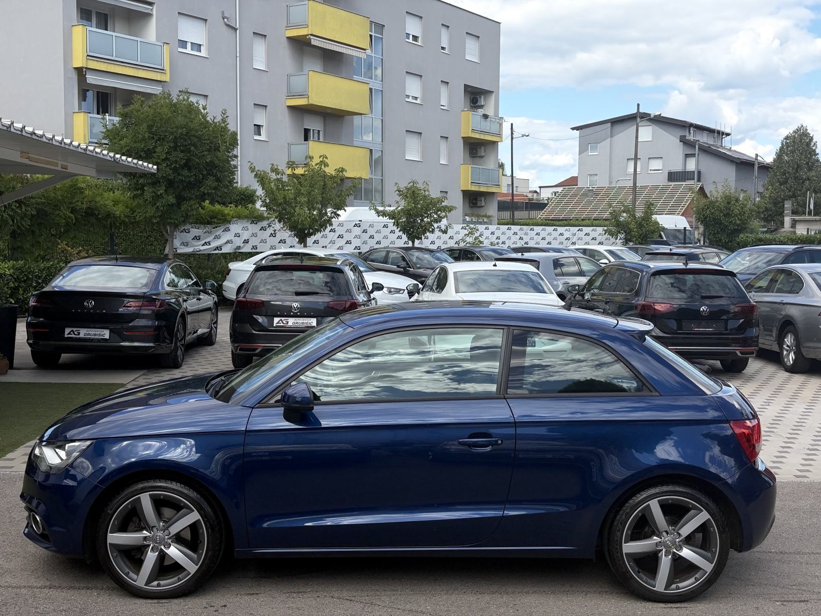 Audi A1 1,6 TDI Sport *Top stanje* *Servisna Audi* *Dupli set alu*, fotografija 7