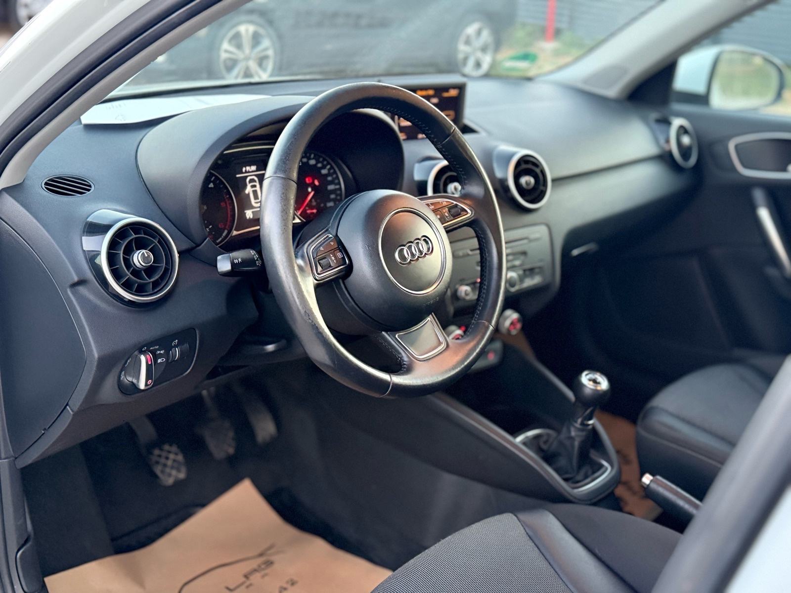 Audi A1 1,6 TDI * XENON * NOVE GUME *, fotografija 9