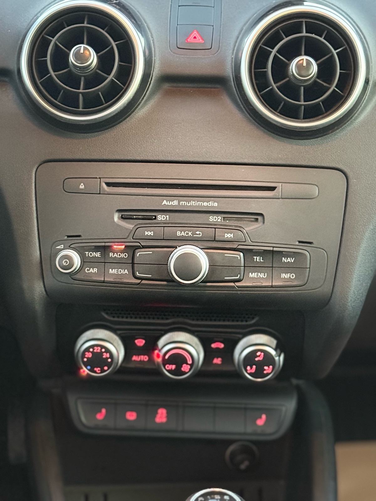 Audi A1 1,6 TDI * XENON * NOVE GUME *, fotografija 11