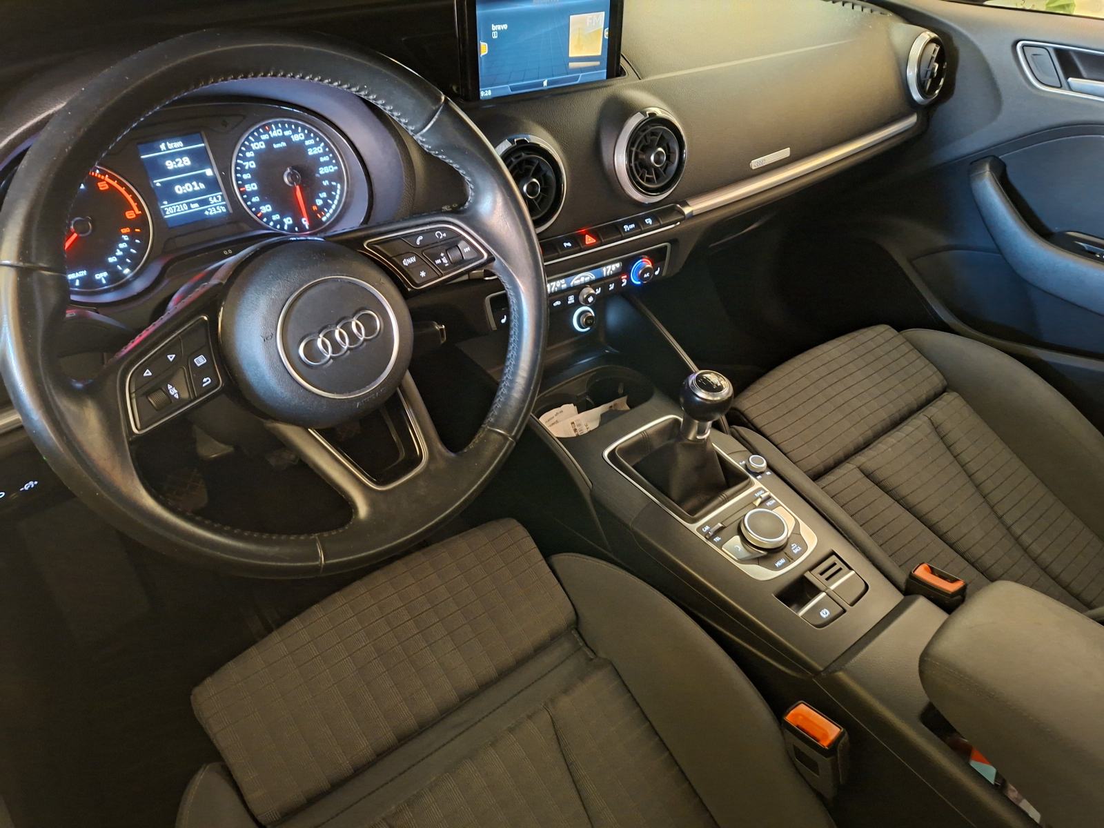 Audi A3 110ks_2017g S Line 200 tkm reg 12/26 + veliki servis, fotografija 18