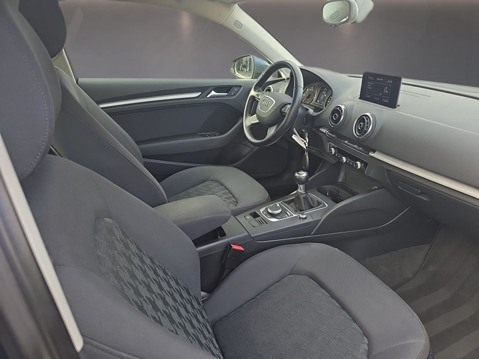 Audi A3 1,6 TDI Sportback Ultraa//servisna Audi/veliki servis//, fotografija 15