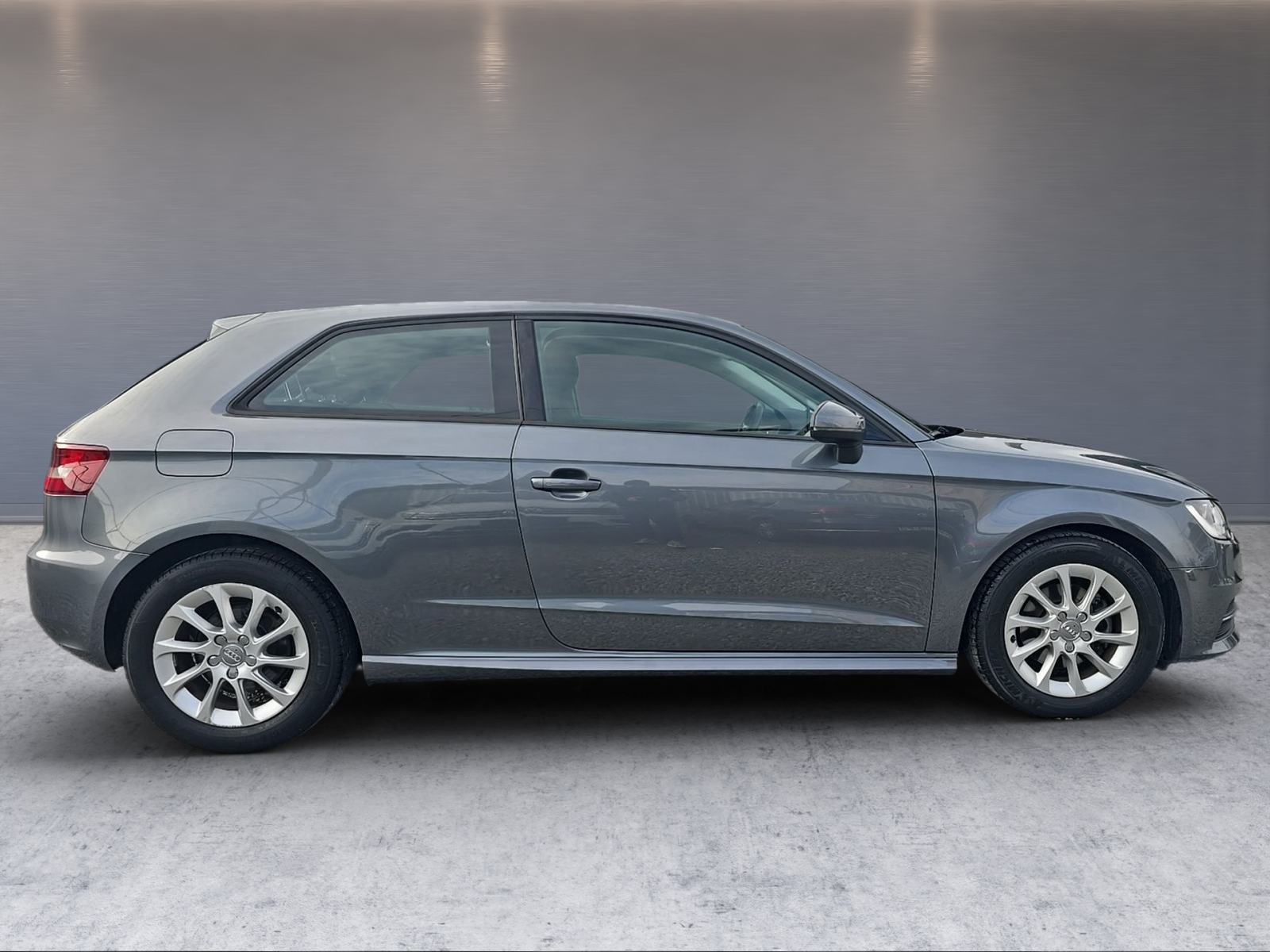 Audi A3 1,6 TDI Sportback Ultraa//servisna Audi/veliki servis//, fotografija 8