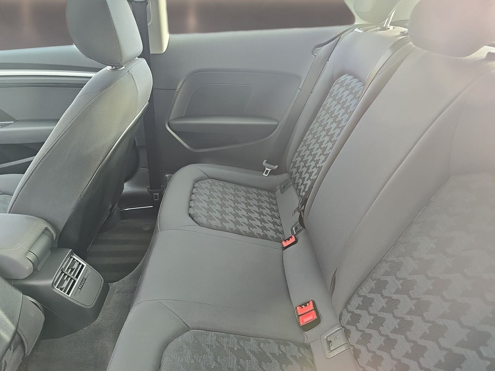 Audi A3 1,6 TDI Sportback Ultraa//servisna Audi/veliki servis//, fotografija 16