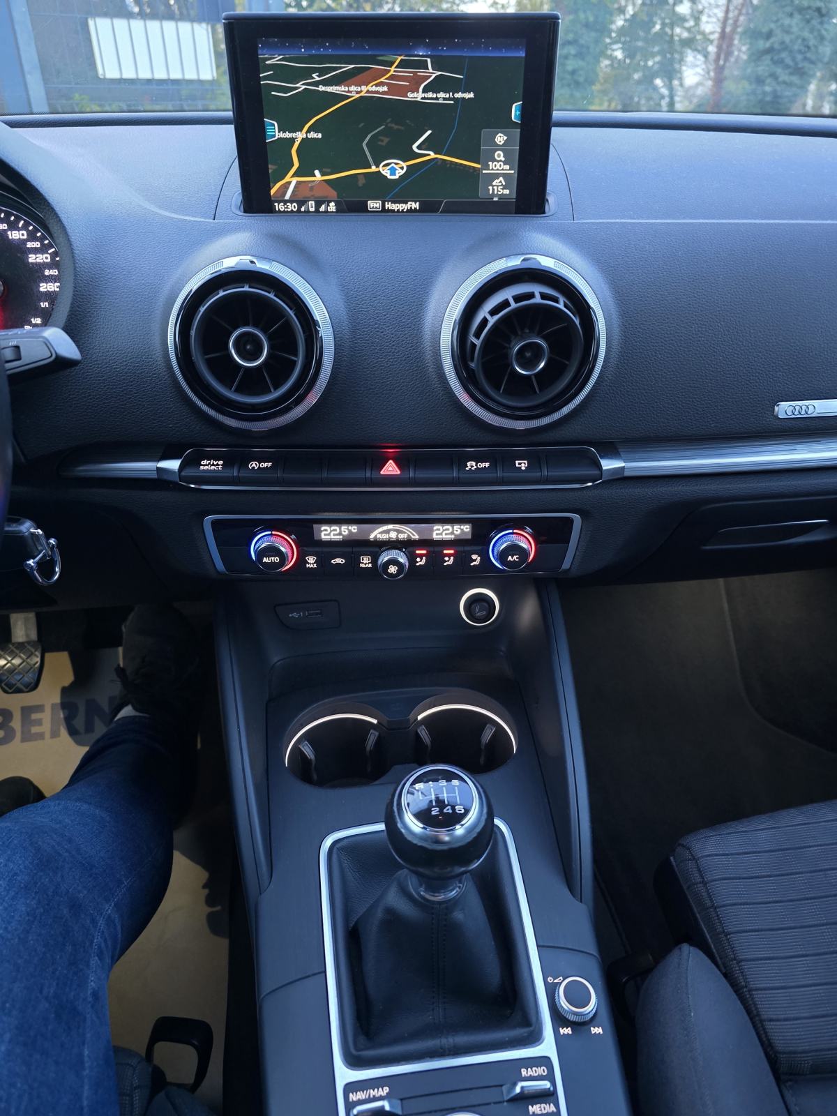 Audi A3 1,6 TDI Sportback-JAČI PAKET OPREME, ODLIČAN, fotografija 4