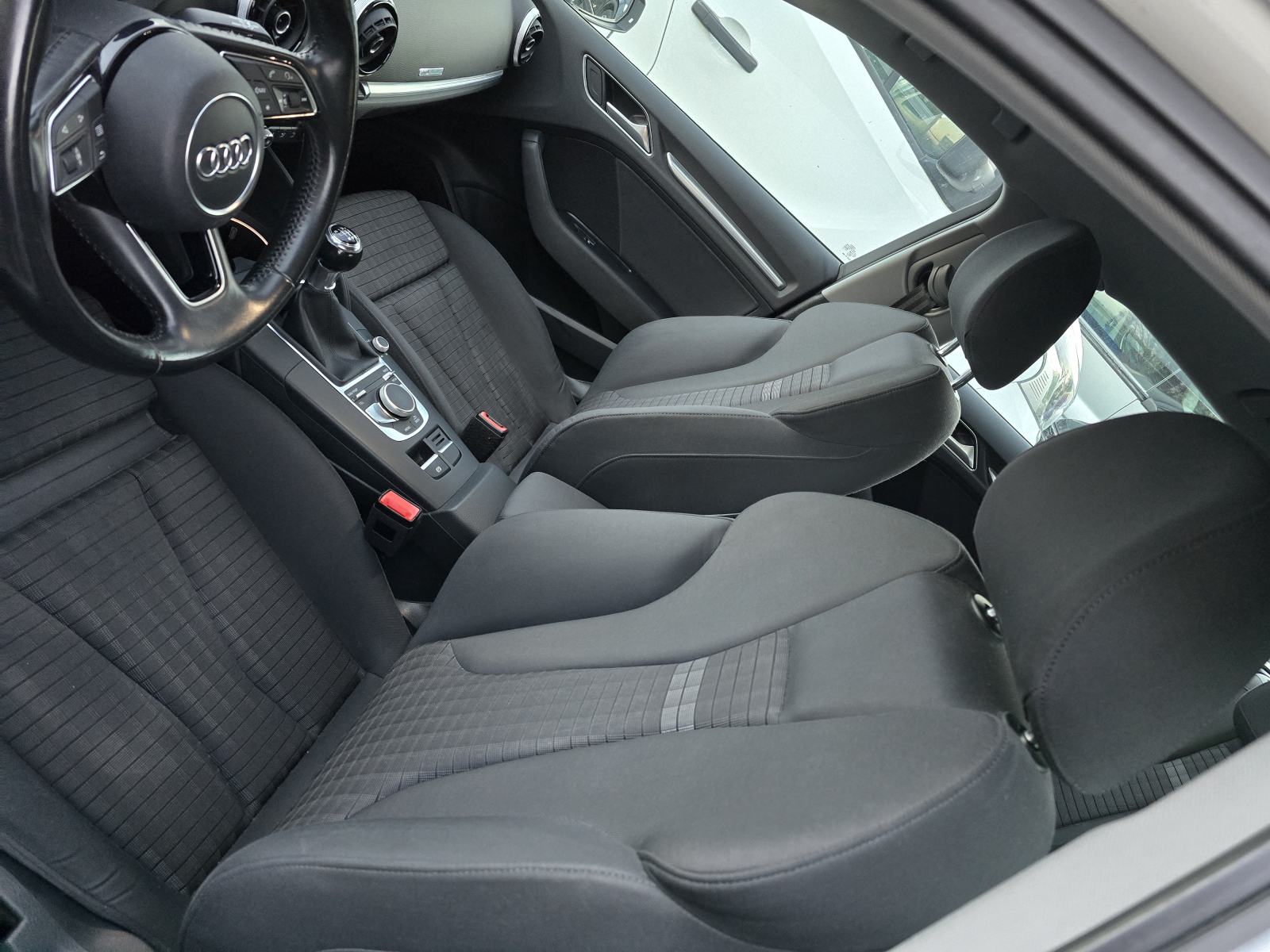 Audi A3 1,6 TDI Sportback-JAČI PAKET OPREME, ODLIČAN, fotografija 13