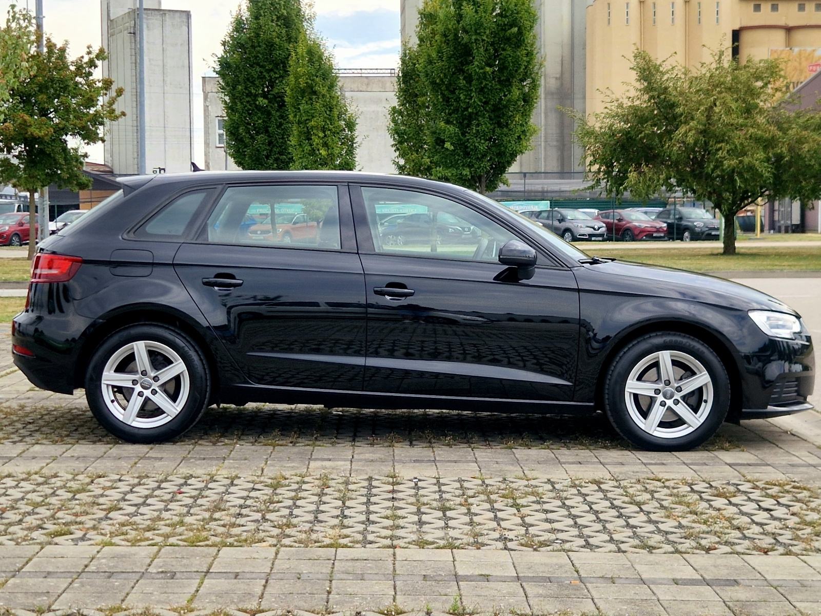AUDI A3 1.6 TDI SPORTBACK - *VELIKI SERVIS+SERVISNA - BOGATA OPREMA*, fotografija 6