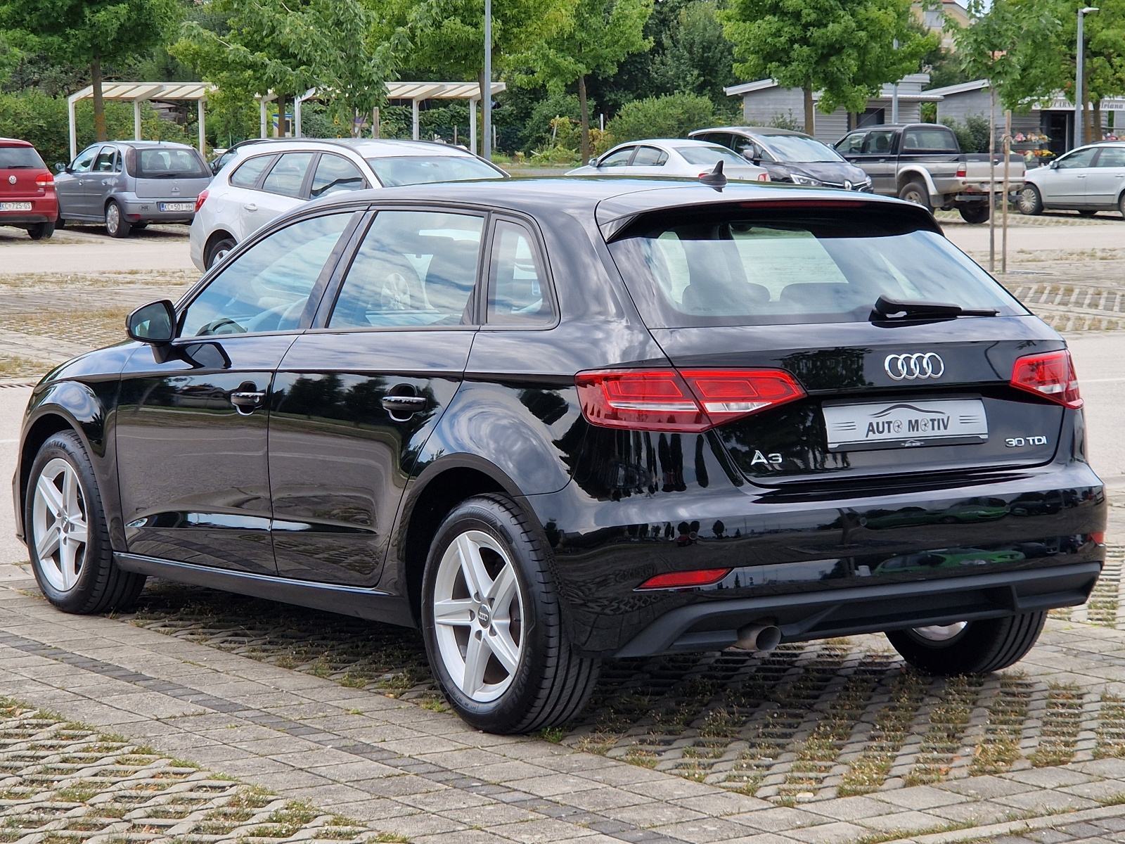 AUDI A3 1.6 TDI SPORTBACK - *VELIKI SERVIS+SERVISNA - BOGATA OPREMA*, fotografija 9
