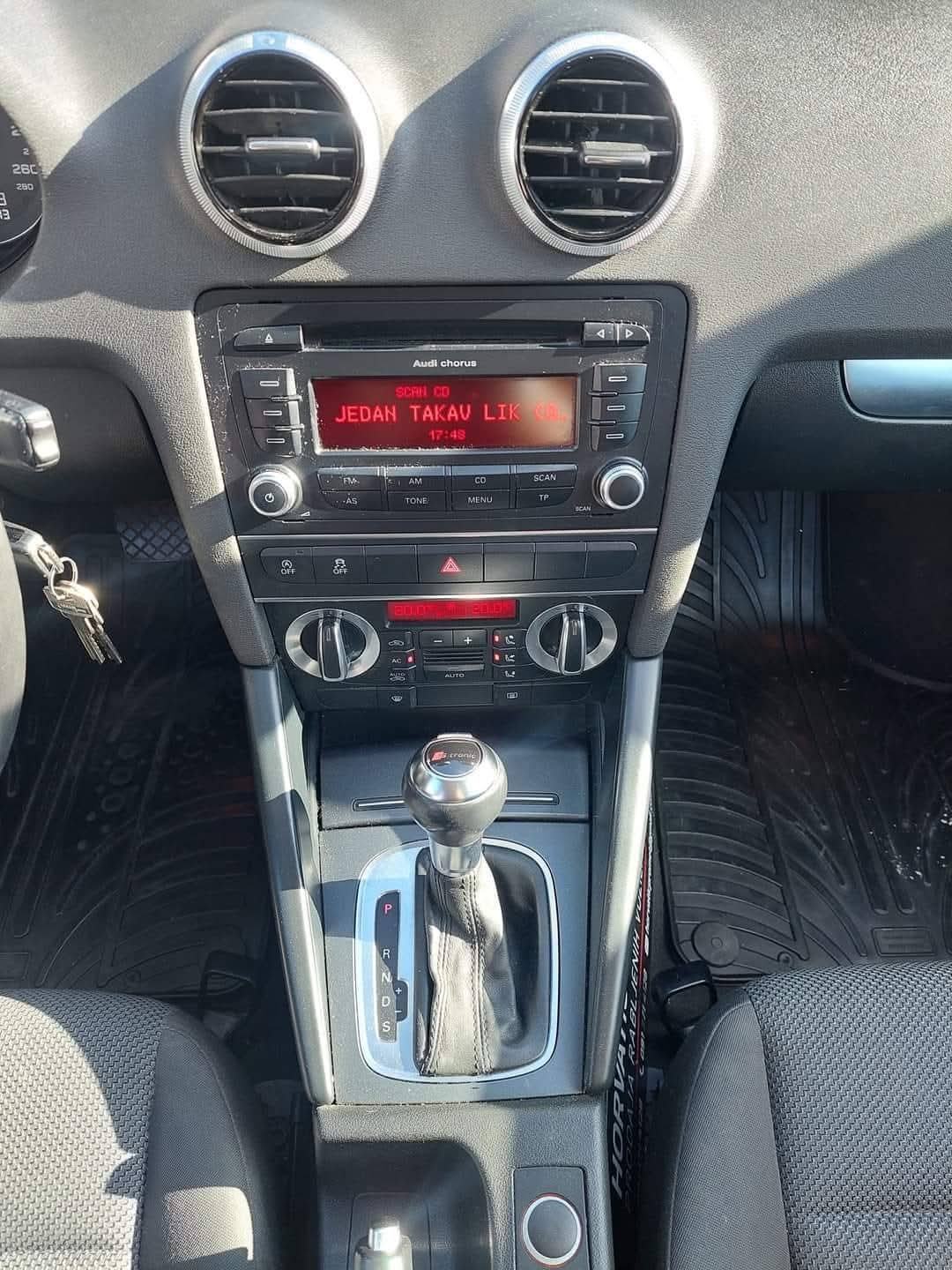 Audi A3 1,6 TDI S-tronic,atraktivan,servisiran, fotografija 11
