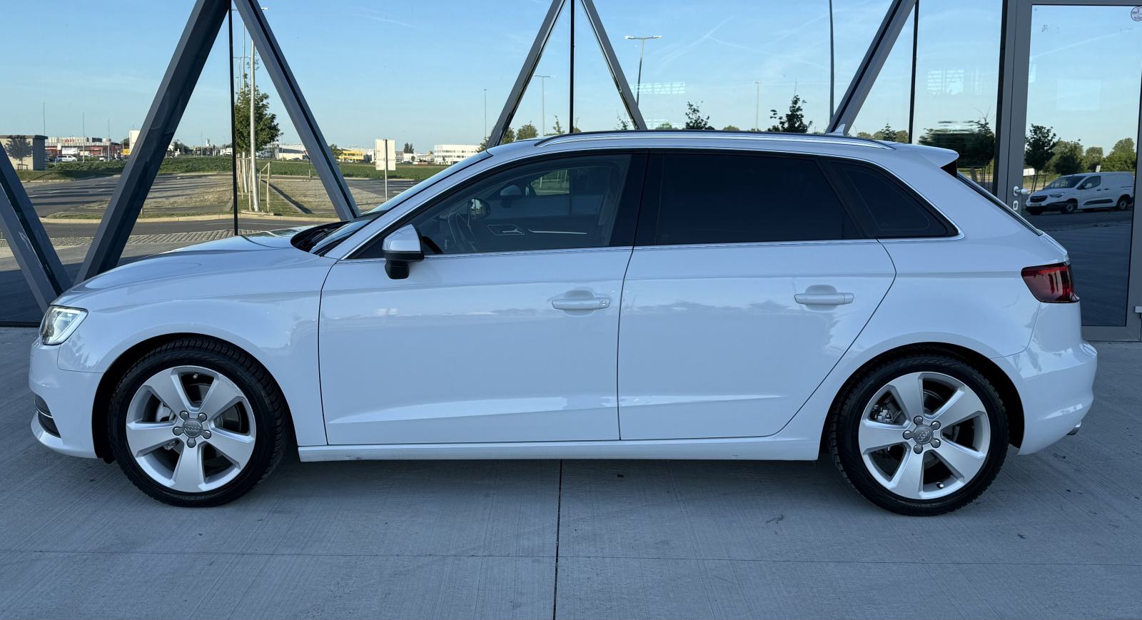 Audi A3 2,0 TDI Sport • XENON • LED • ALU 17 • REG 5/27 •, fotografija 8