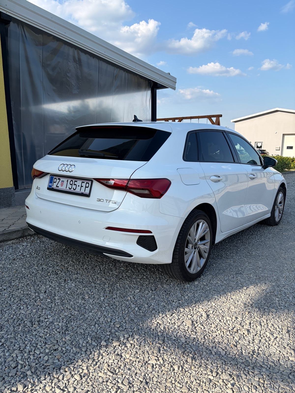 Audi A3 30 TFSI 1,0 TFSI 28 255km Ostecen od leda LEASING, fotografija 4
