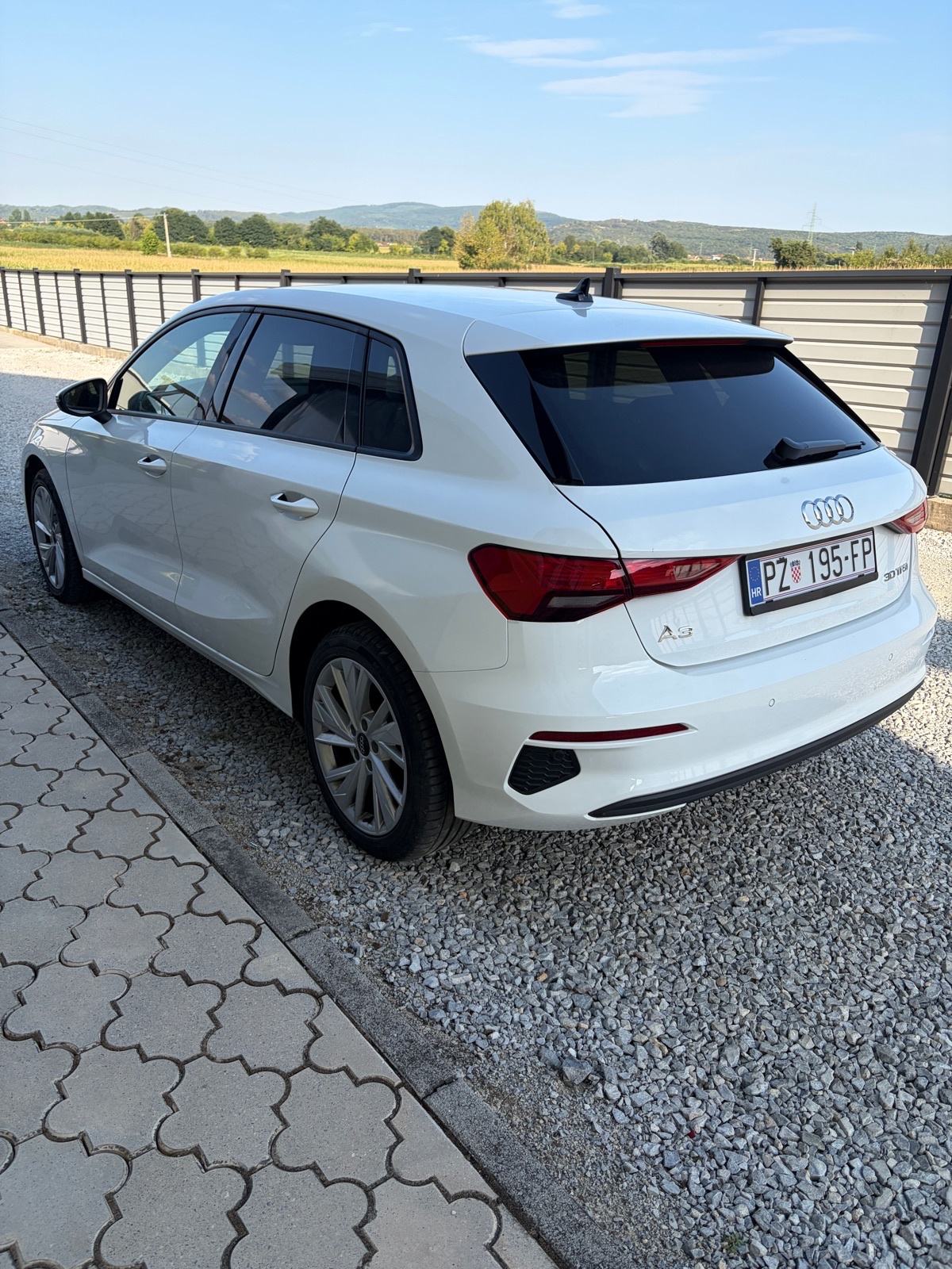 Audi A3 30 TFSI 1,0 TFSI 28 255km Ostecen od leda LEASING, fotografija 5