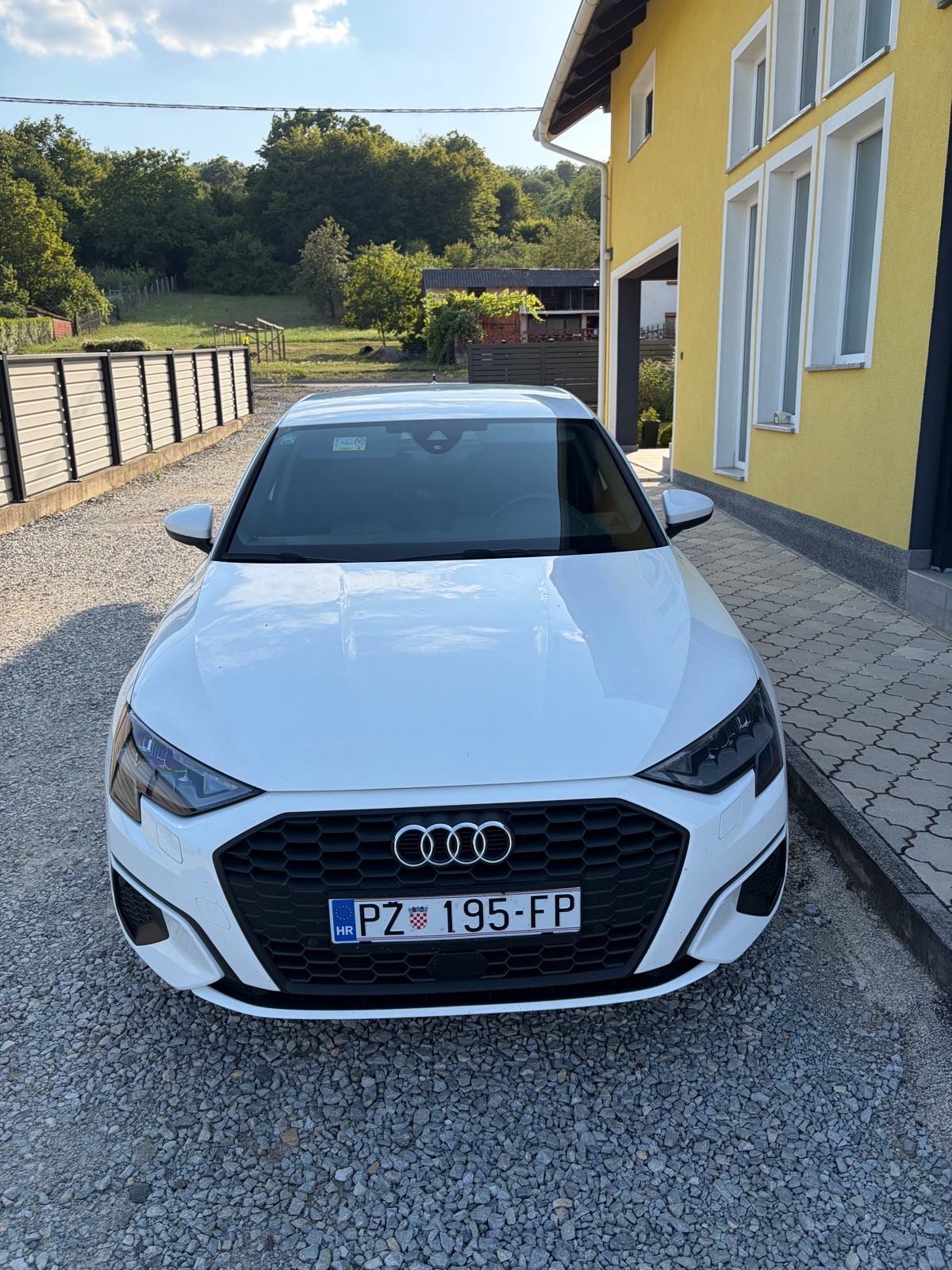 Audi A3 30 TFSI 1,0 TFSI 28 255km Ostecen od leda LEASING, fotografija 3