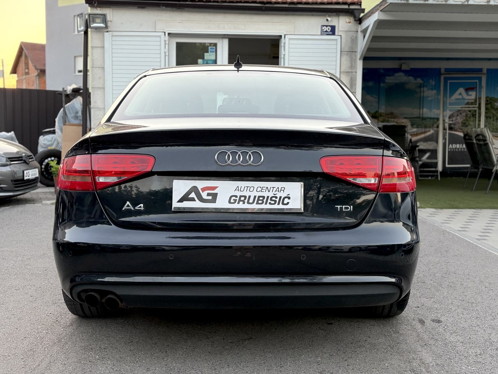 Audi A4 2,0 TDI *Facelift* *REG* *Veliki servis* *Odlične gume*, fotografija 13