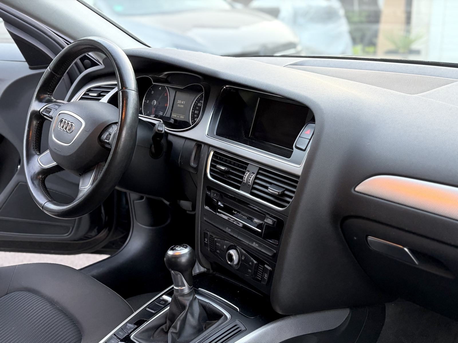 Audi A4 2,0 TDI *Facelift* *REG* *Veliki servis* *Odlične gume*, fotografija 15
