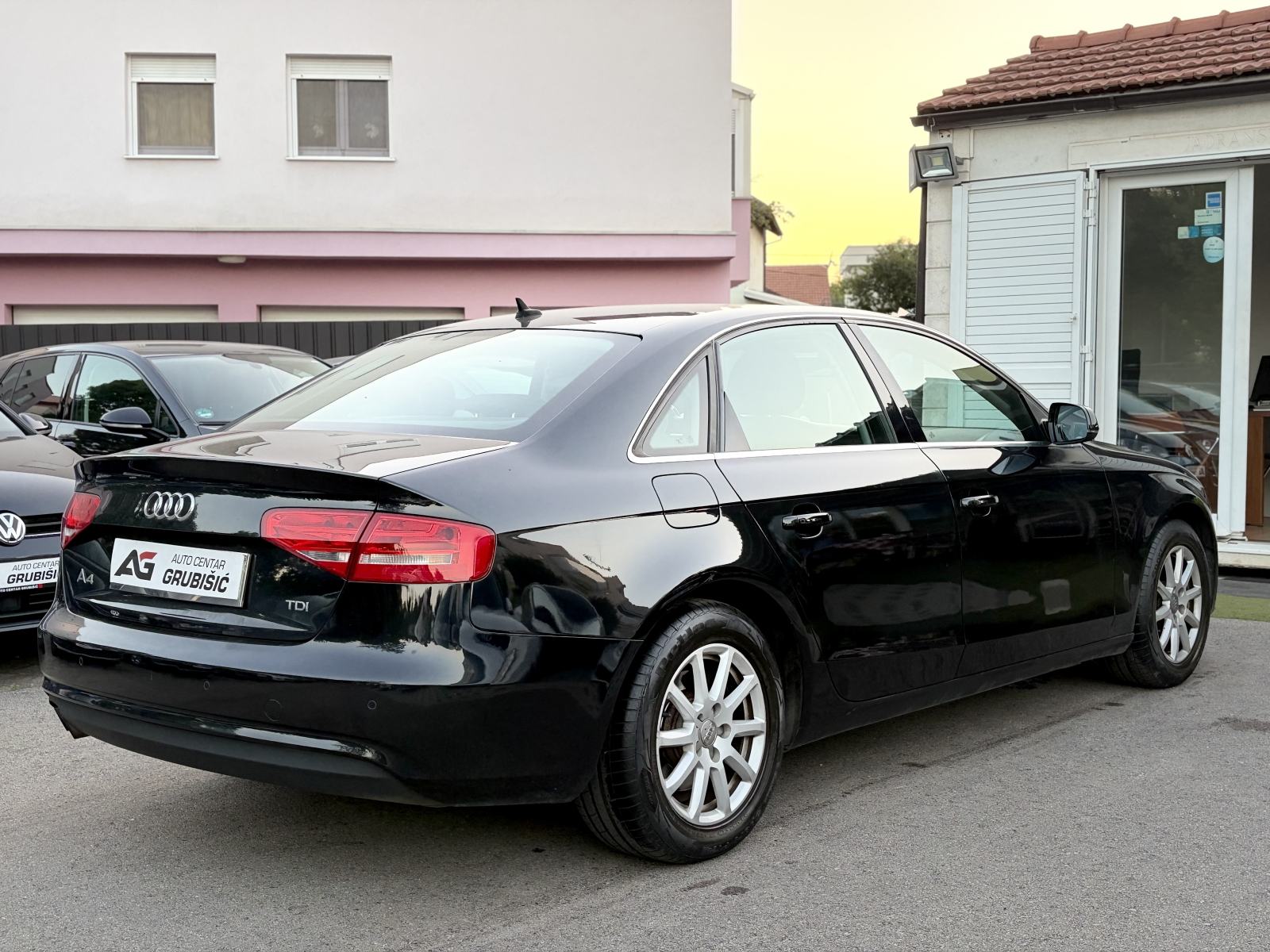 Audi A4 2,0 TDI *Facelift* *REG* *Veliki servis* *Odlične gume*, fotografija 6