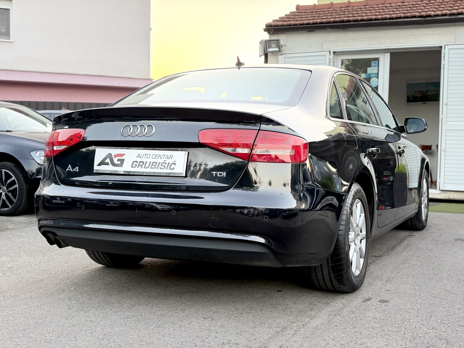 Audi A4 2,0 TDI *Facelift* *REG* *Veliki servis* *Odlične gume*, fotografija 12