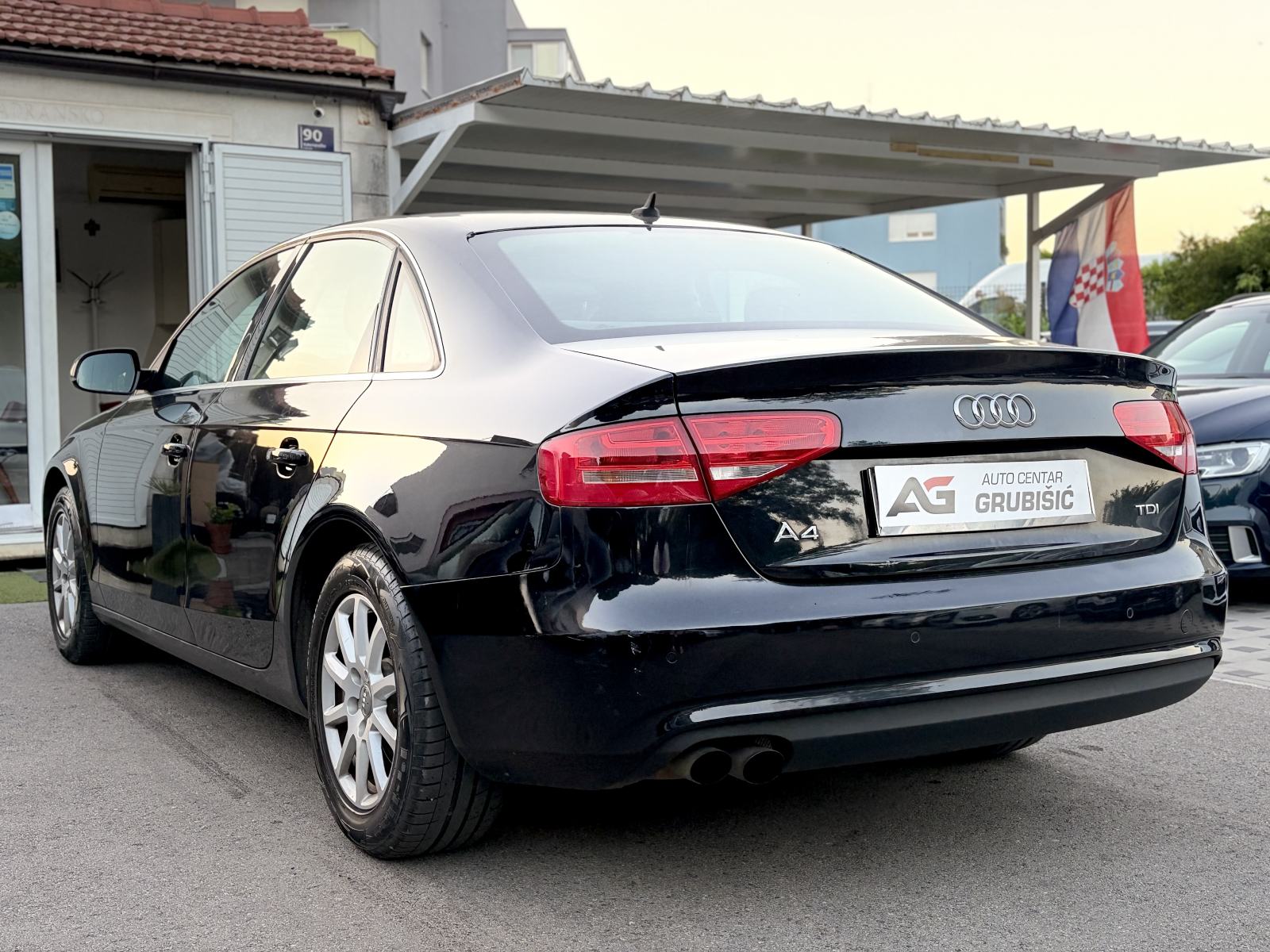 Audi A4 2,0 TDI *Facelift* *REG* *Veliki servis* *Odlične gume*, fotografija 14