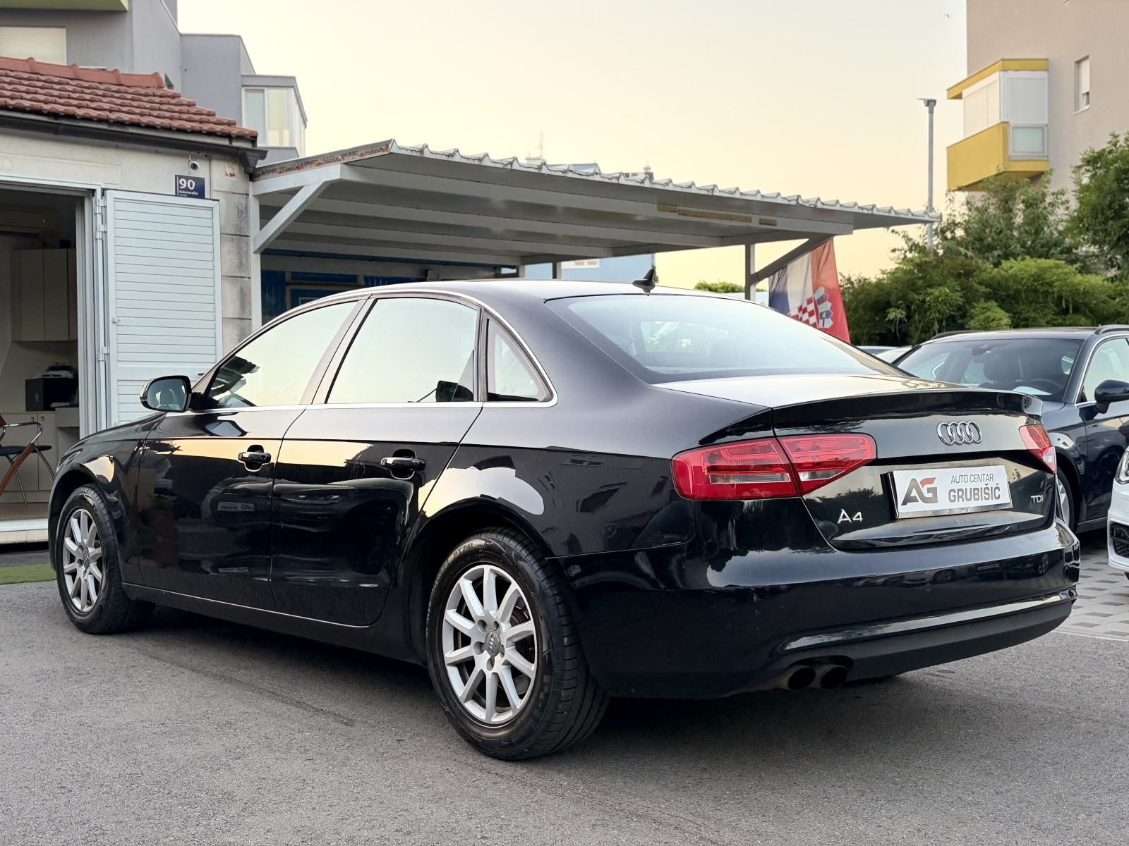 Audi A4 2,0 TDI *Facelift* *REG* *Veliki servis* *Odlične gume*, fotografija 7