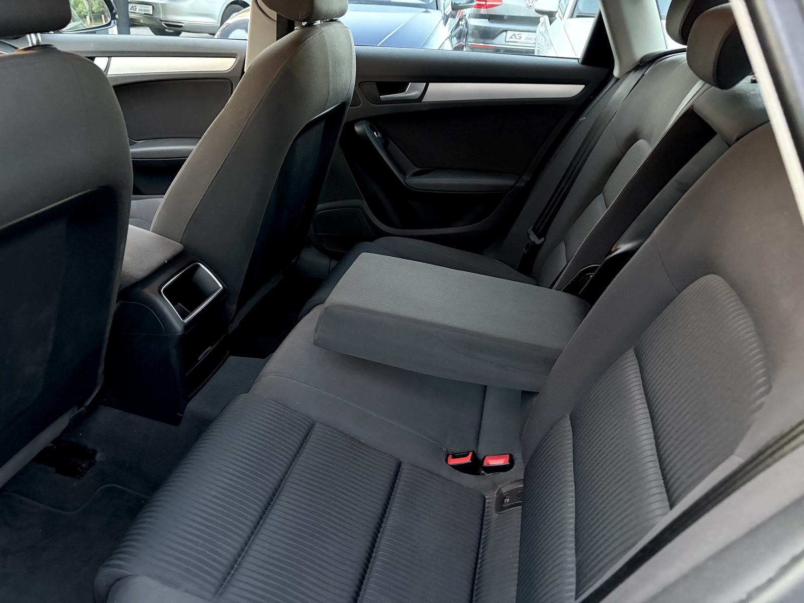 Audi A4 2,0 TDI *Facelift* *REG* *Veliki servis* *Odlične gume*, fotografija 17