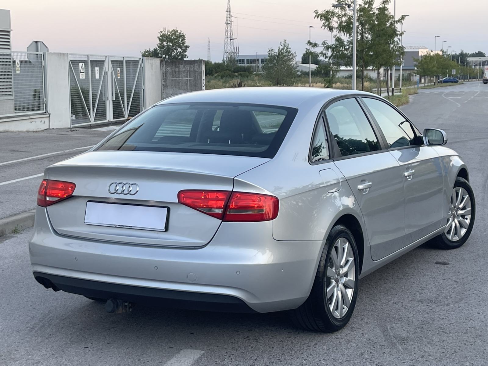 AUDI A4 2,0 TDI •• KAO NOVI, TEMPOMAT •• SERVISNA KNJIGA, 2. KLJUČA ••, fotografija 4
