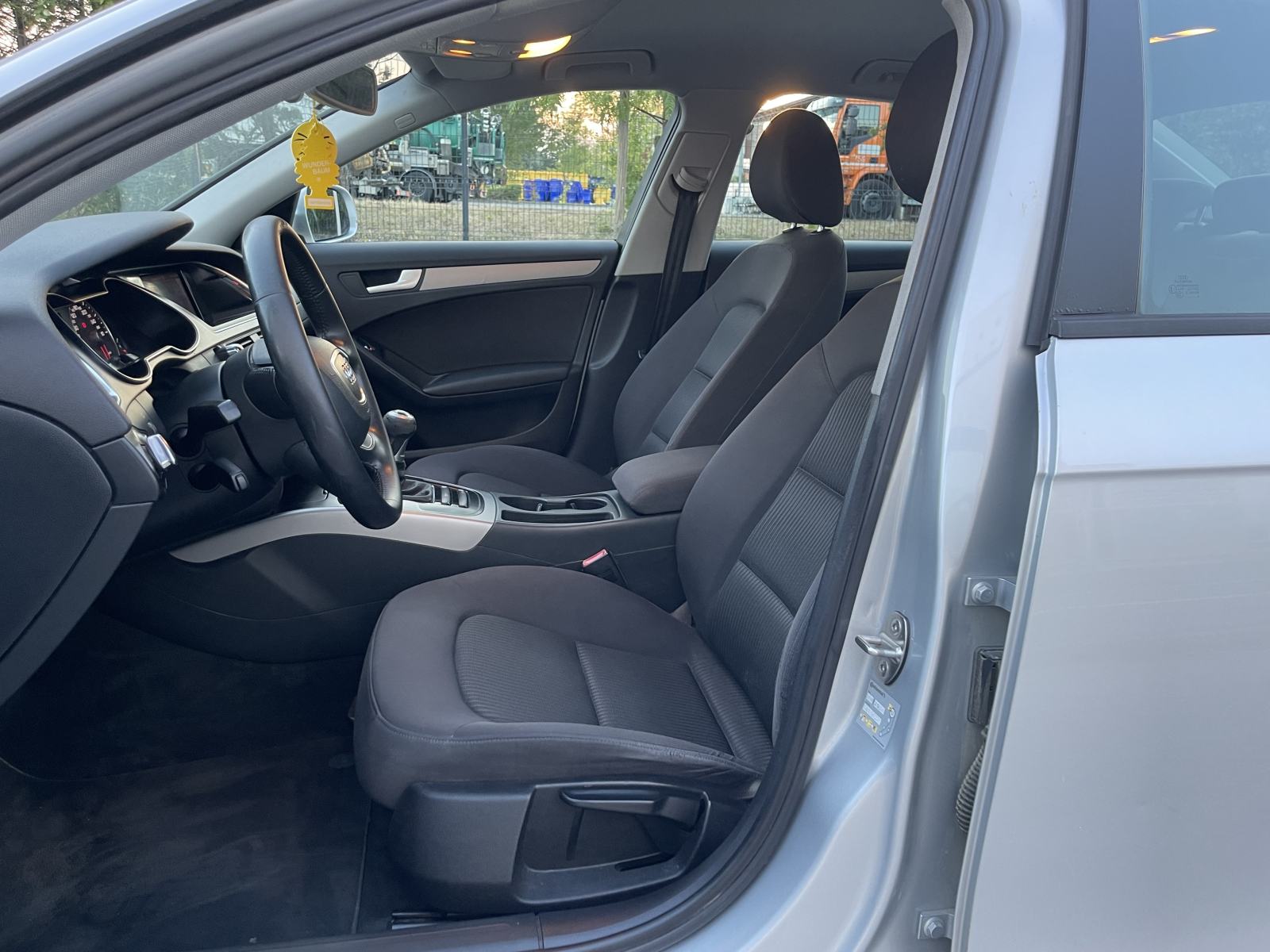 AUDI A4 2,0 TDI •• KAO NOVI, TEMPOMAT •• SERVISNA KNJIGA, 2. KLJUČA ••, fotografija 11
