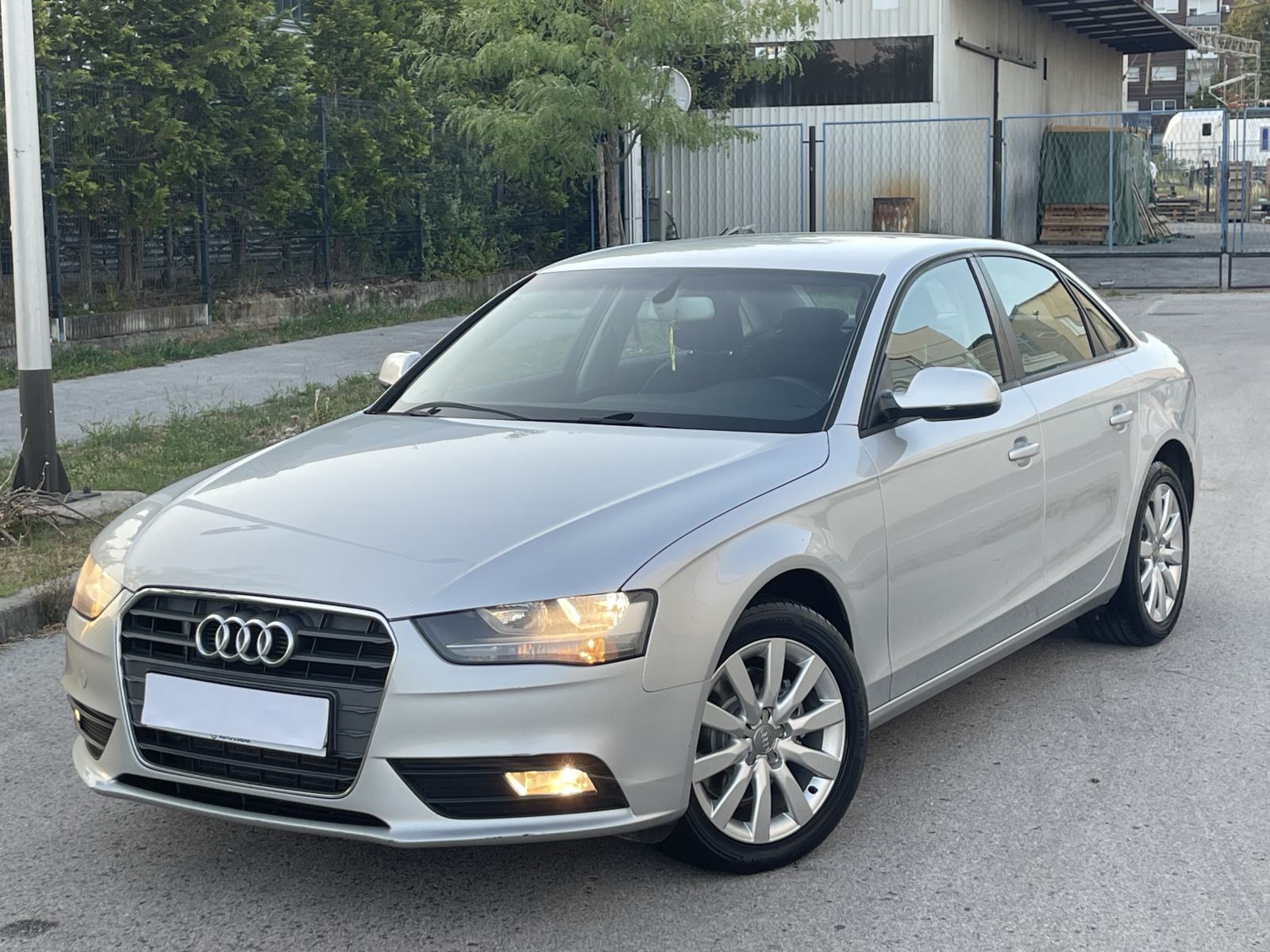 AUDI A4 2,0 TDI •• KAO NOVI, TEMPOMAT •• SERVISNA KNJIGA, 2. KLJUČA ••, fotografija 7