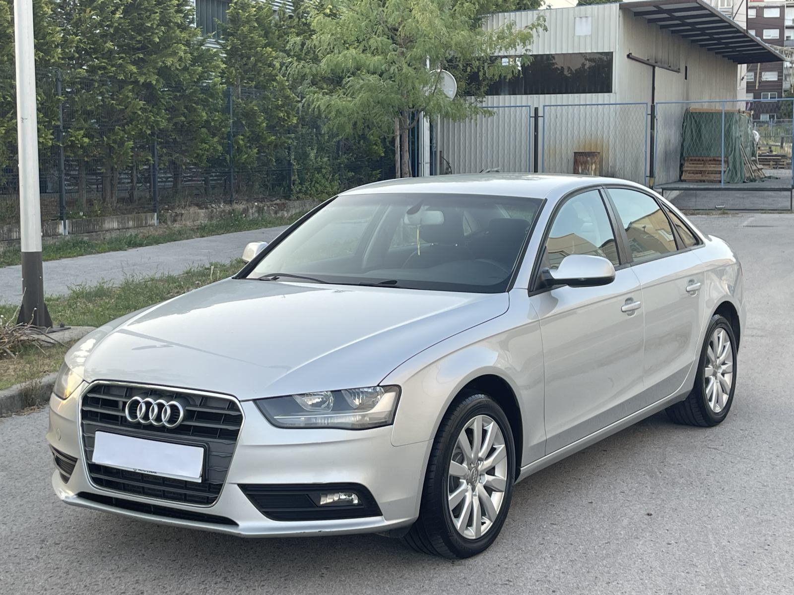 AUDI A4 2,0 TDI •• KAO NOVI, TEMPOMAT •• SERVISNA KNJIGA, 2. KLJUČA ••, fotografija 1