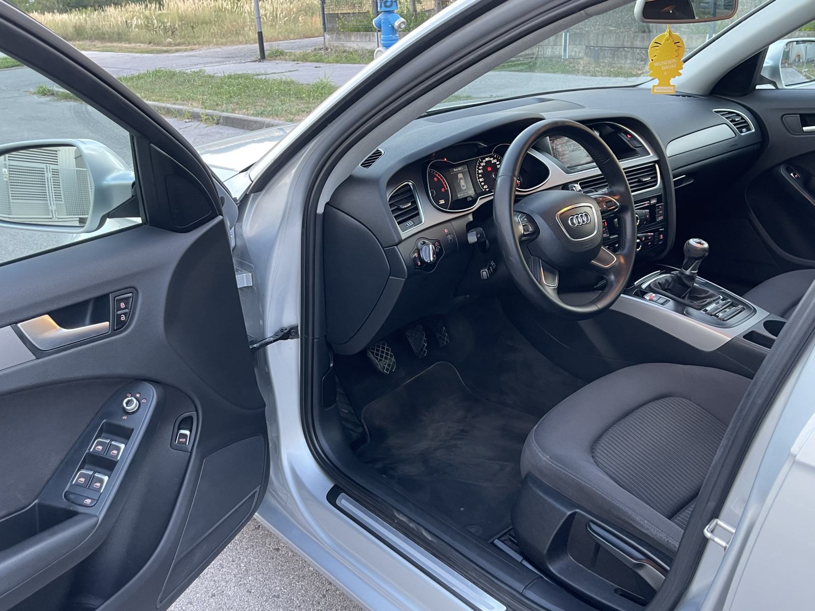 AUDI A4 2,0 TDI •• KAO NOVI, TEMPOMAT •• SERVISNA KNJIGA, 2. KLJUČA ••, fotografija 10