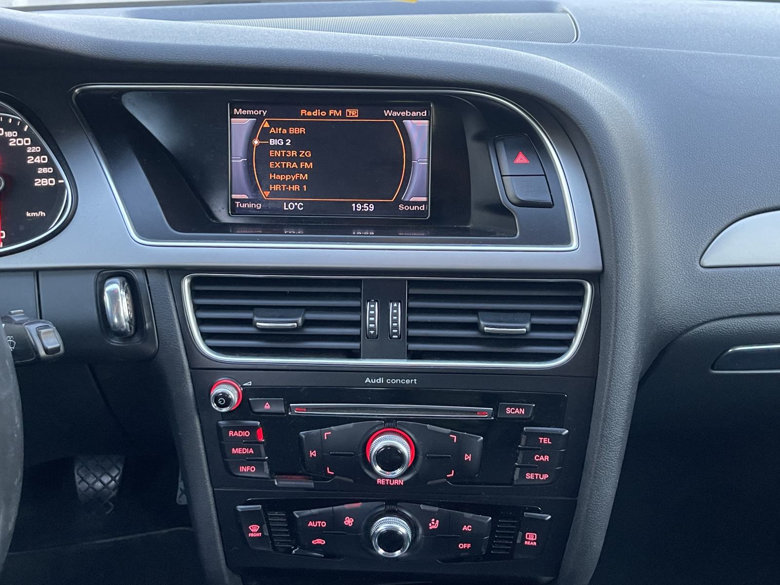 AUDI A4 2,0 TDI •• KAO NOVI, TEMPOMAT •• SERVISNA KNJIGA, 2. KLJUČA ••, fotografija 17