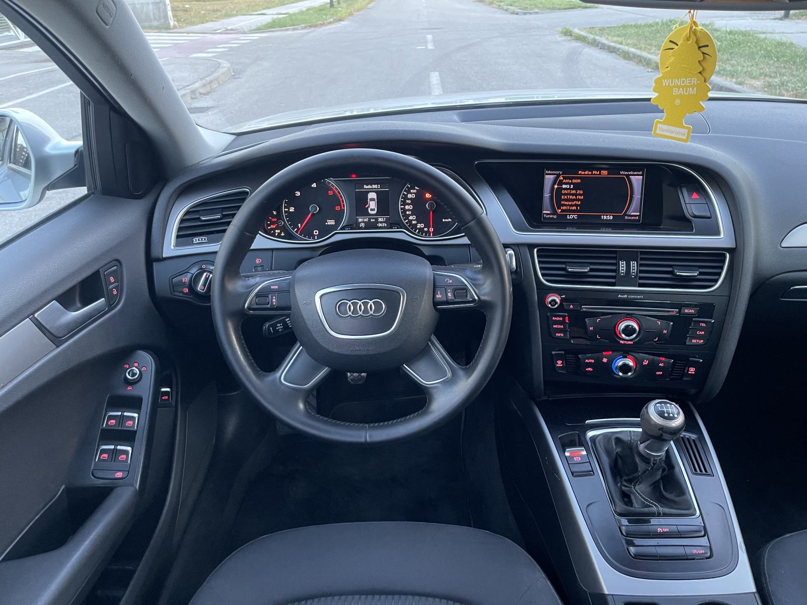 AUDI A4 2,0 TDI •• KAO NOVI, TEMPOMAT •• SERVISNA KNJIGA, 2. KLJUČA ••, fotografija 16